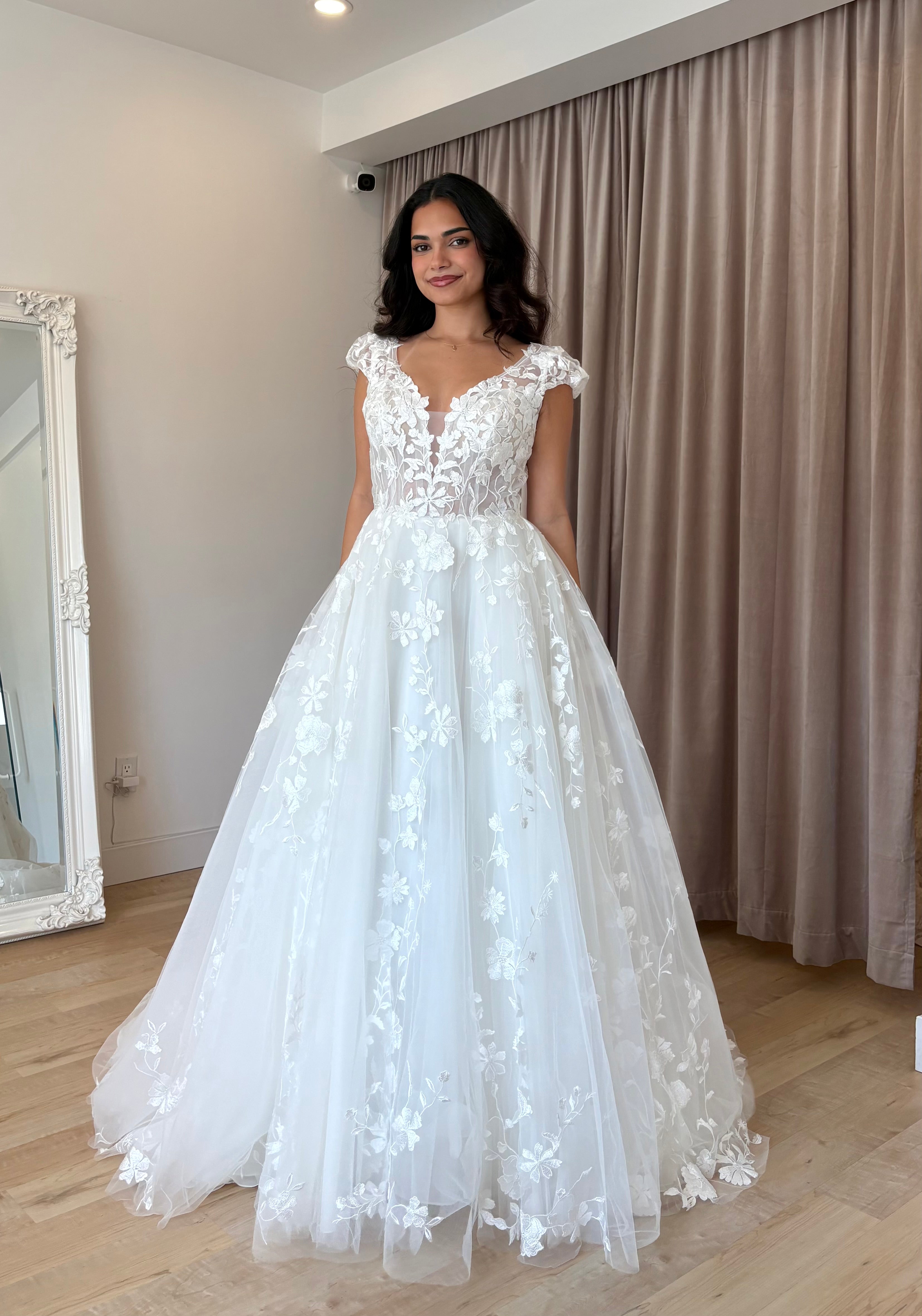 Juno - robe de mariée unique et festive avec dentelle brodée haut de gamme et manches courtes bouffantes Juno - robe de mariée unique et festive avec dentelle brodée haut de gamme et manches courtes bouffantes