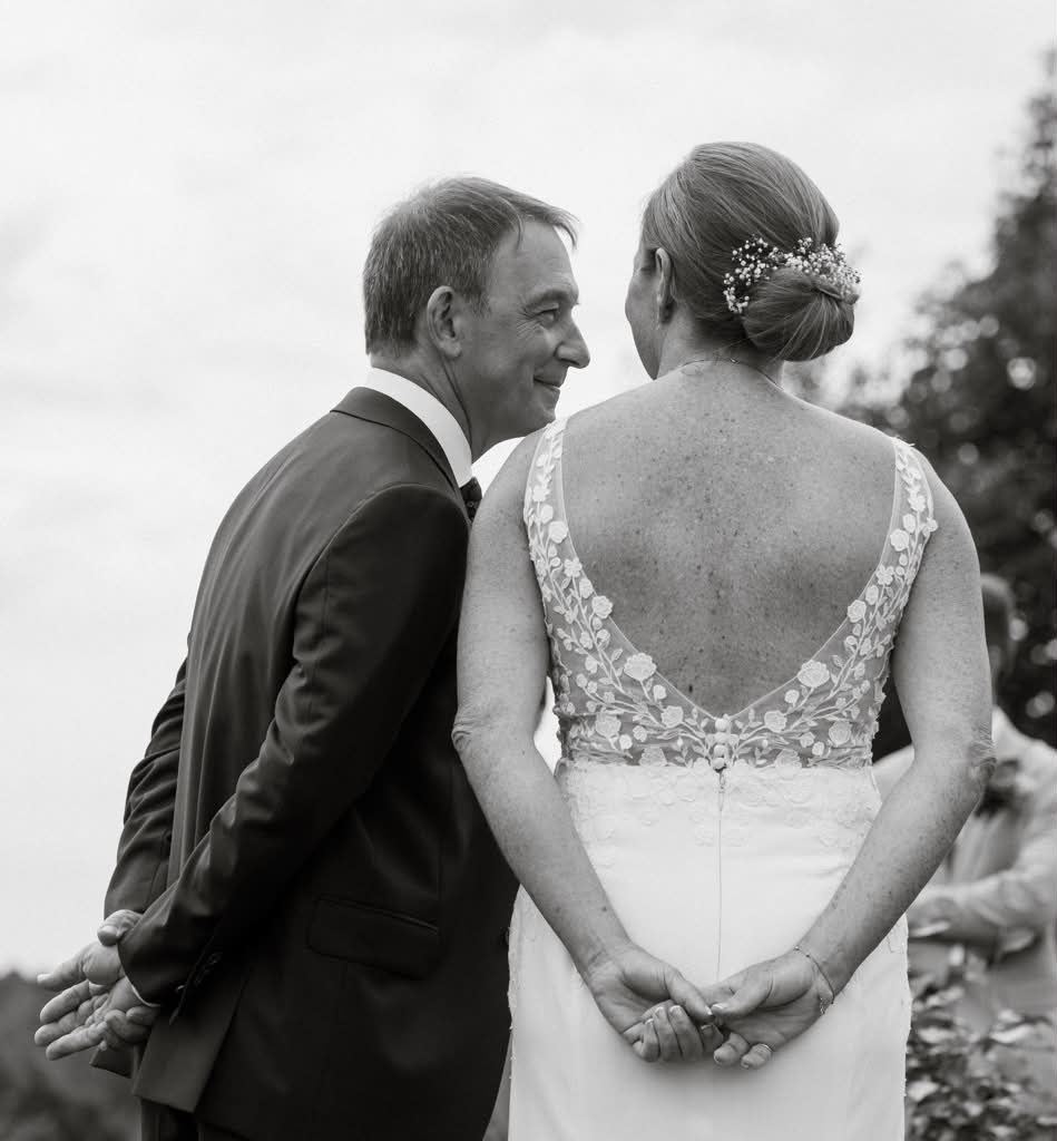 *EXCLUSIVITÉ* Adelina - robe de mariée minimaliste en crêpe extensible de coupe ajustée à haut brodé de dentelle *EXCLUSIVITÉ* Adelina - robe de mariée minimaliste en crêpe extensible de coupe ajustée à haut brodé de dentelle