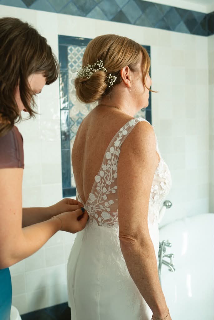 *EXCLUSIVITÉ* Adelina - robe de mariée minimaliste en crêpe extensible de coupe ajustée à haut brodé de dentelle *EXCLUSIVITÉ* Adelina - robe de mariée minimaliste en crêpe extensible de coupe ajustée à haut brodé de dentelle