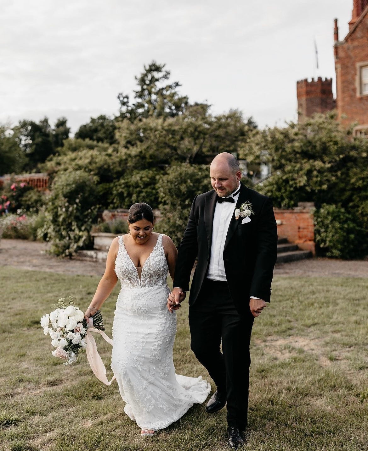 Xena - robe à coupe ajustée à dentelle perlée luxueuse et dos dénudé, avec boucles amovibles Xena - robe à coupe ajustée à dentelle perlée luxueuse et dos dénudé, avec boucles amovibles