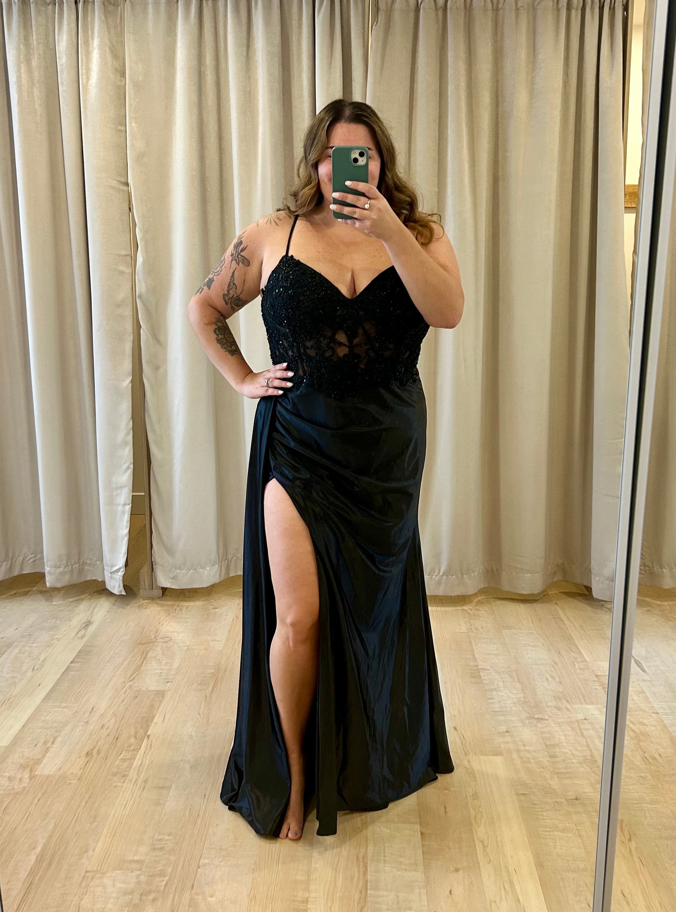 Soren - robe longue avec jupe en satin extensible et haut brodé dentelle avec brillants Soren - robe longue avec jupe en satin extensible et haut brodé dentelle avec brillants