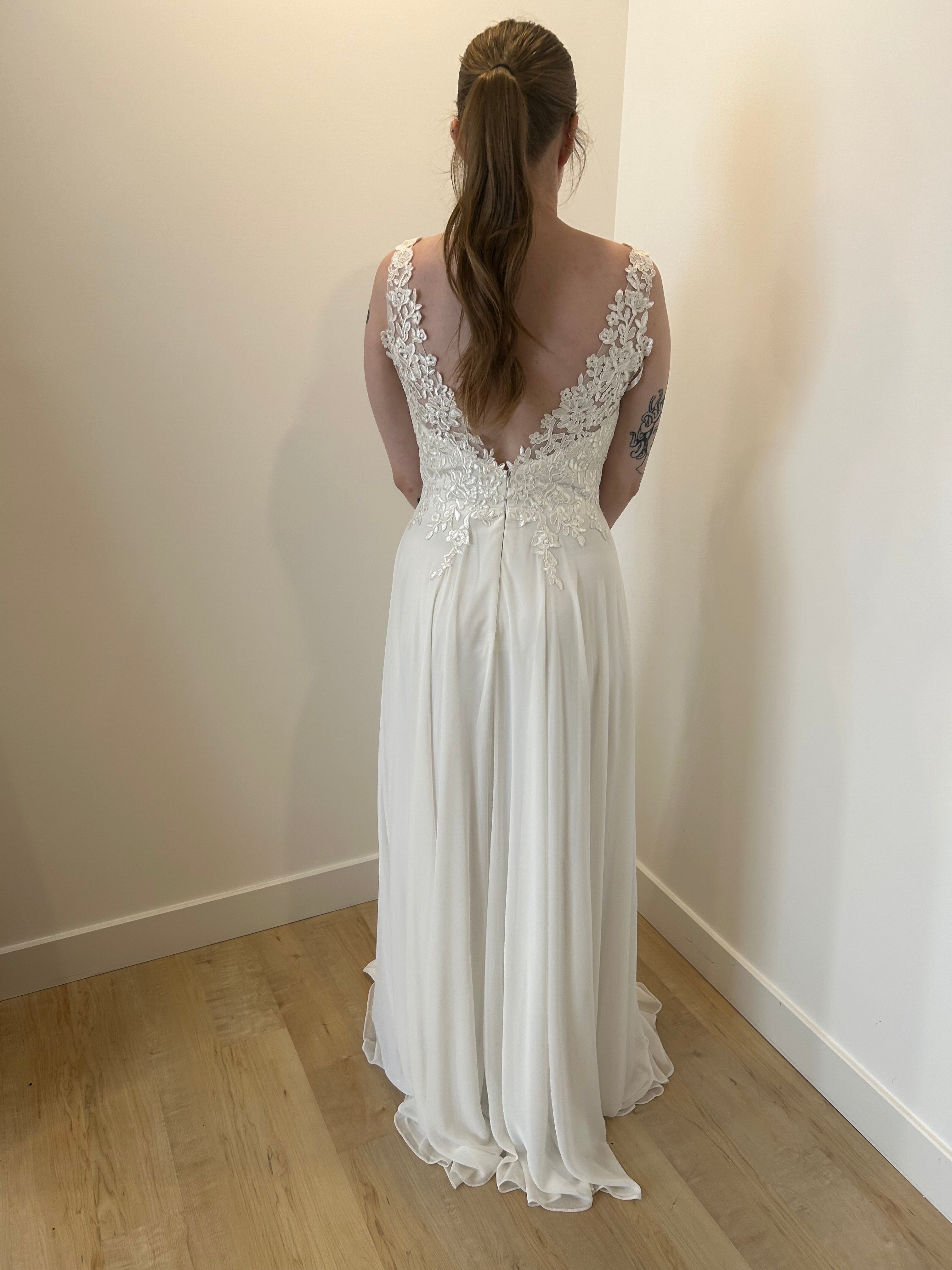 Diana - robe de mariée simple en dentelle et chiffon Diana - robe de mariée simple en dentelle et chiffon