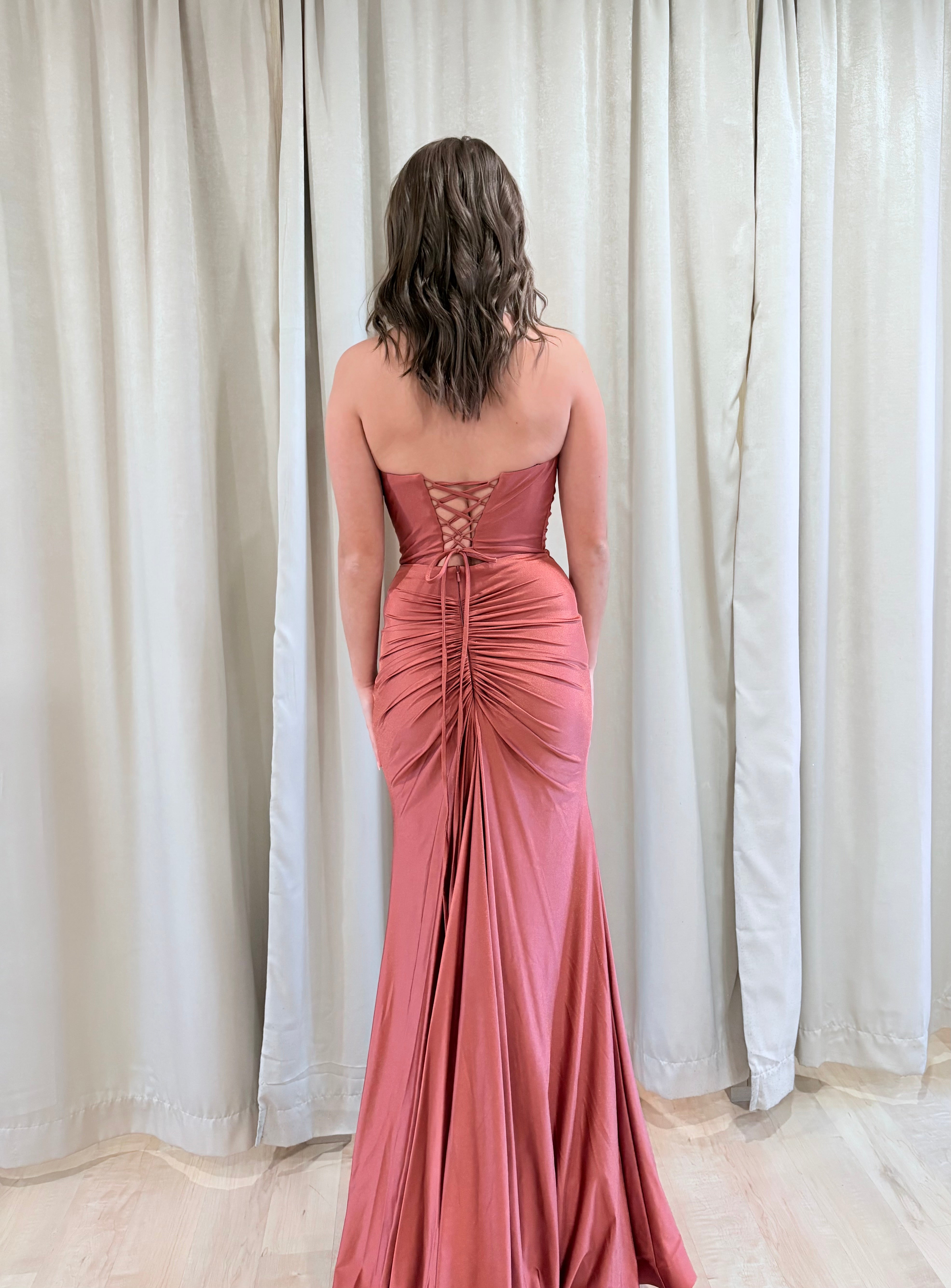 Serena - robe longue en tissus jersey satiné avec bustier sans bretelle et dos lacé Serena - robe longue en tissus jersey satiné avec bustier sans bretelle et dos lacé