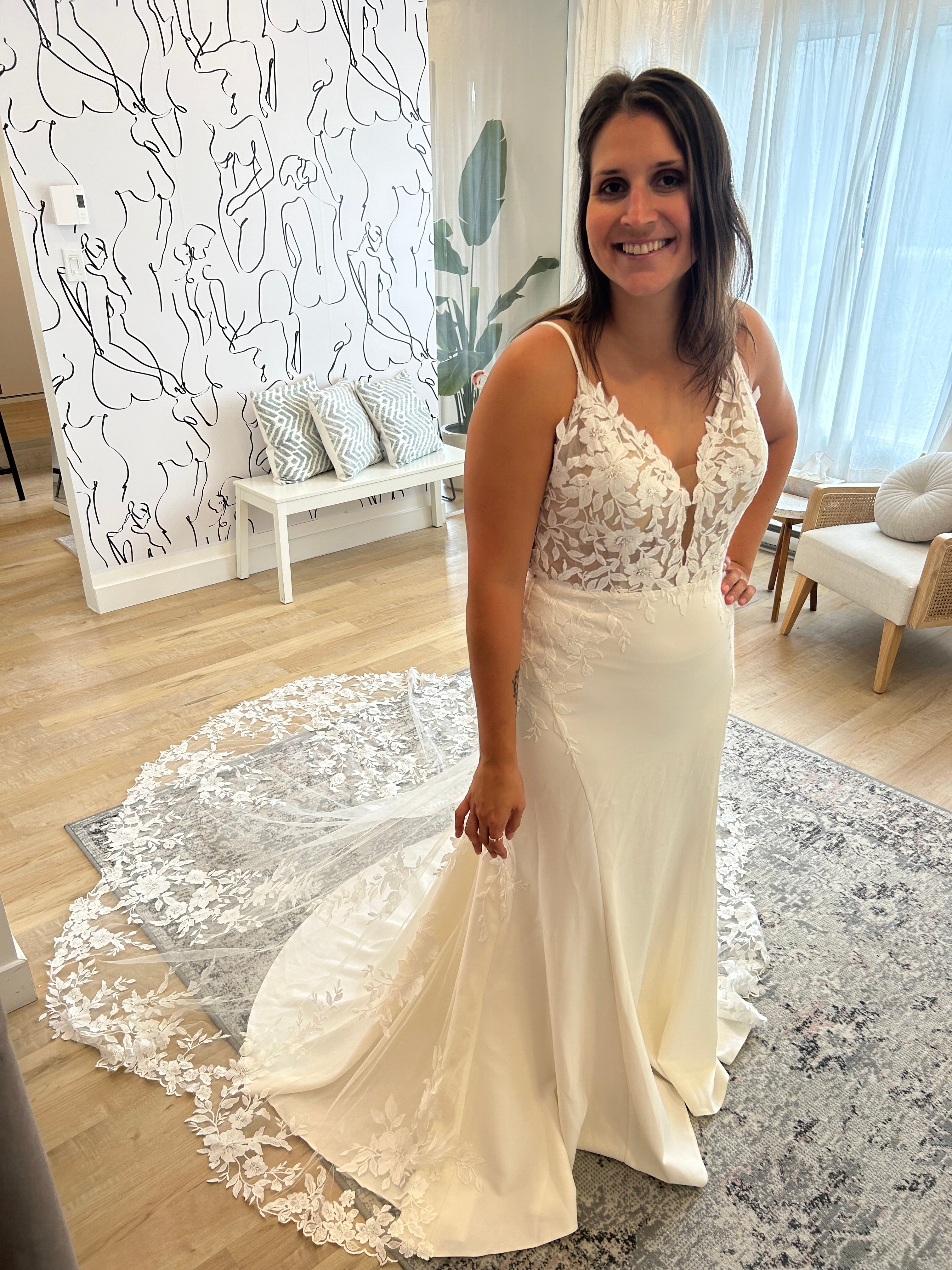 Blaze - robe de mariée coupe ajustée sans manches avec bas en crêpe et traîne en dentelle florale sans perles Blaze - robe de mariée coupe ajustée sans manches avec bas en crêpe et traîne en dentelle florale sans perles