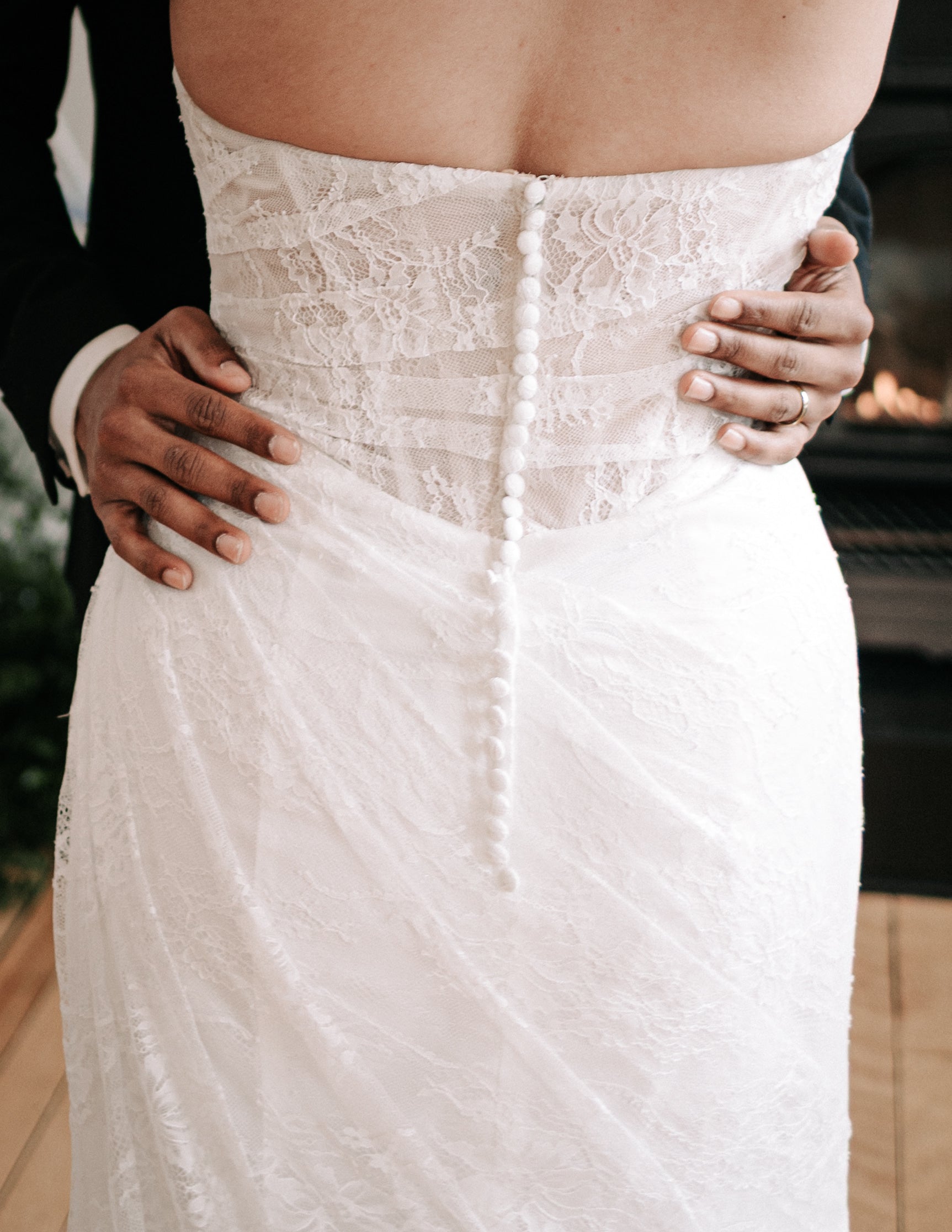 *EXCLUSIVITÉ* Maïa - robe de mariée moderne avec haut corset sans bretelle en dentelle non perlé *EXCLUSIVITÉ* Maïa - robe de mariée moderne avec haut corset sans bretelle en dentelle non perlé