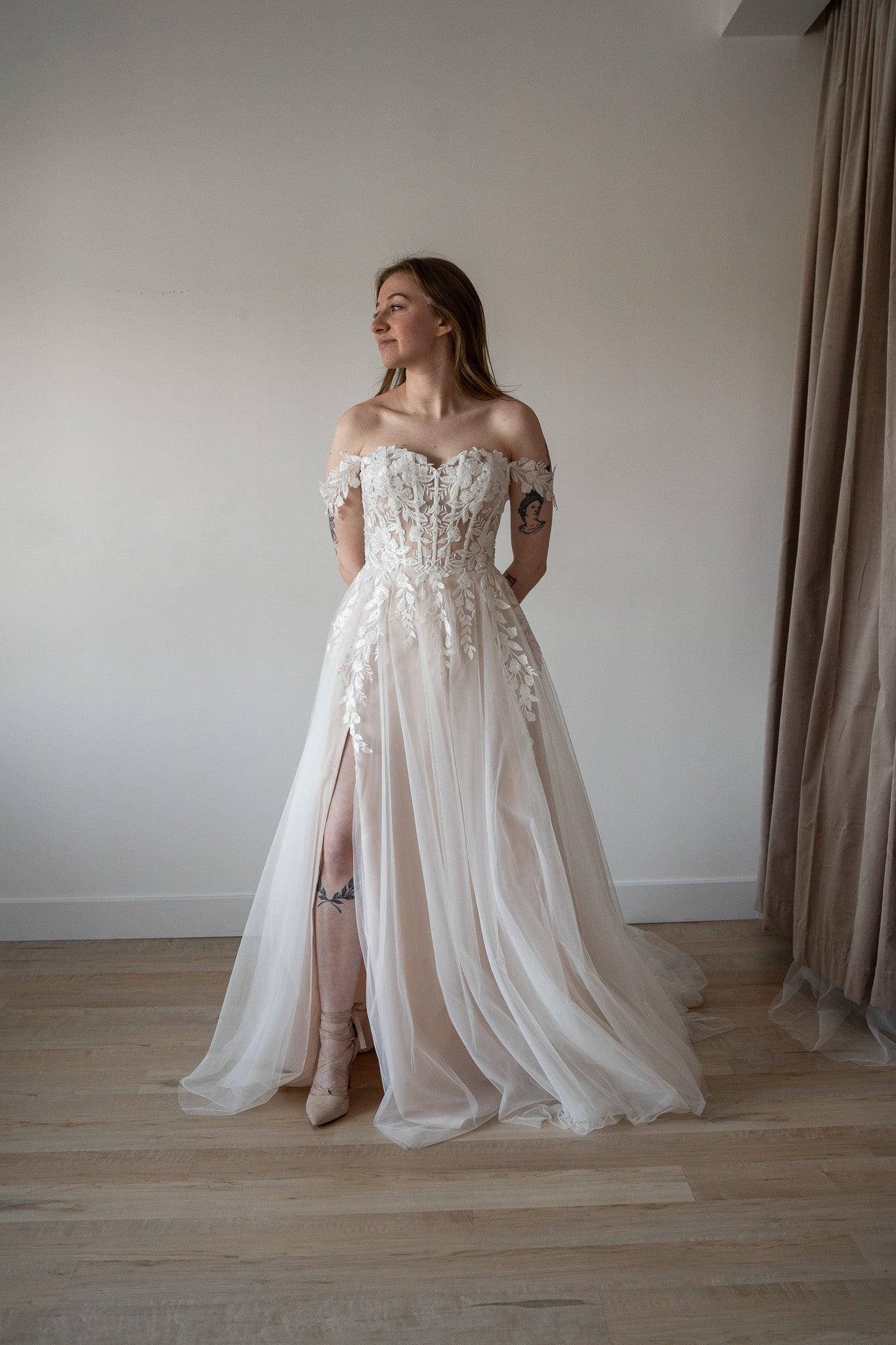 *EXCLUSIVITÉ* Gamba - robe boho romantique coupe A en tulle et dentelle, avec corset apparent et bretelles tombantes *EXCLUSIVITÉ* Gamba - robe boho romantique coupe A en tulle et dentelle, avec corset apparent et bretelles tombantes