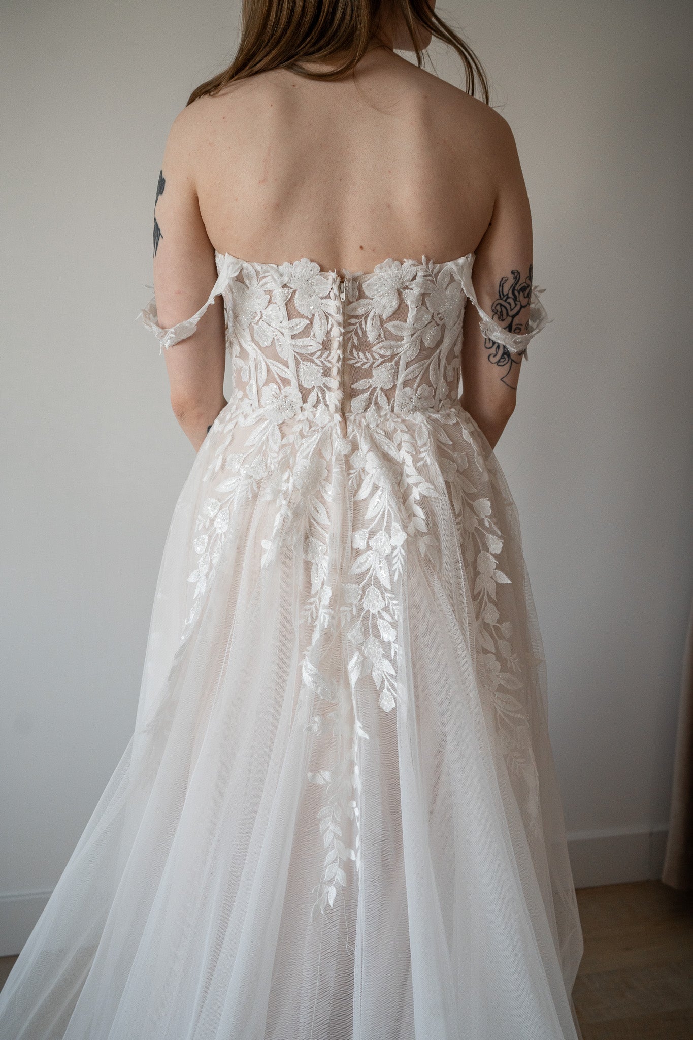 *EXCLUSIVITÉ* Gamba - robe boho romantique coupe A en tulle et dentelle, avec corset apparent et bretelles tombantes *EXCLUSIVITÉ* Gamba - robe boho romantique coupe A en tulle et dentelle, avec corset apparent et bretelles tombantes