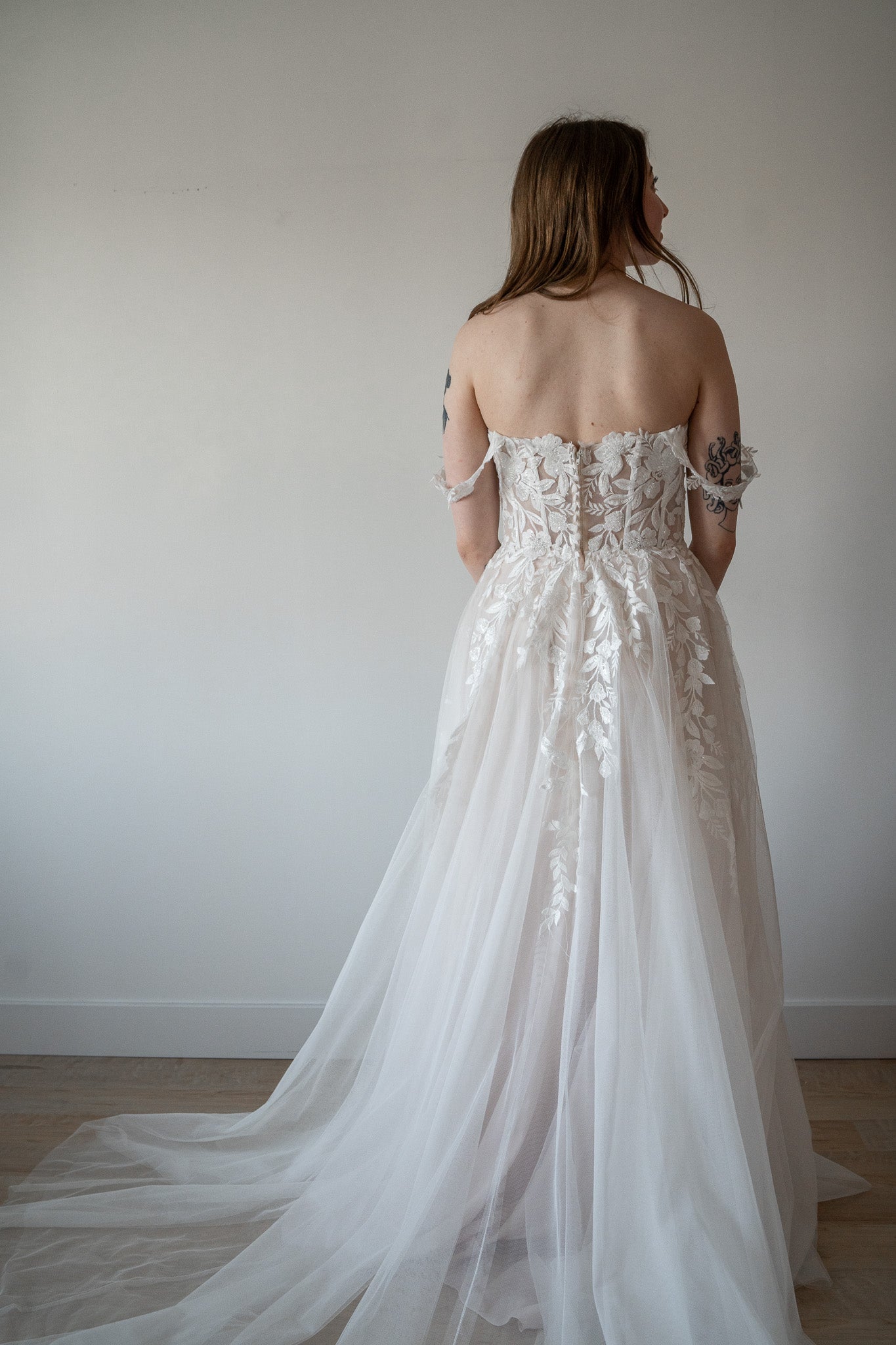*EXCLUSIVITÉ* Gamba - robe boho romantique coupe A en tulle et dentelle, avec corset apparent et bretelles tombantes *EXCLUSIVITÉ* Gamba - robe boho romantique coupe A en tulle et dentelle, avec corset apparent et bretelles tombantes