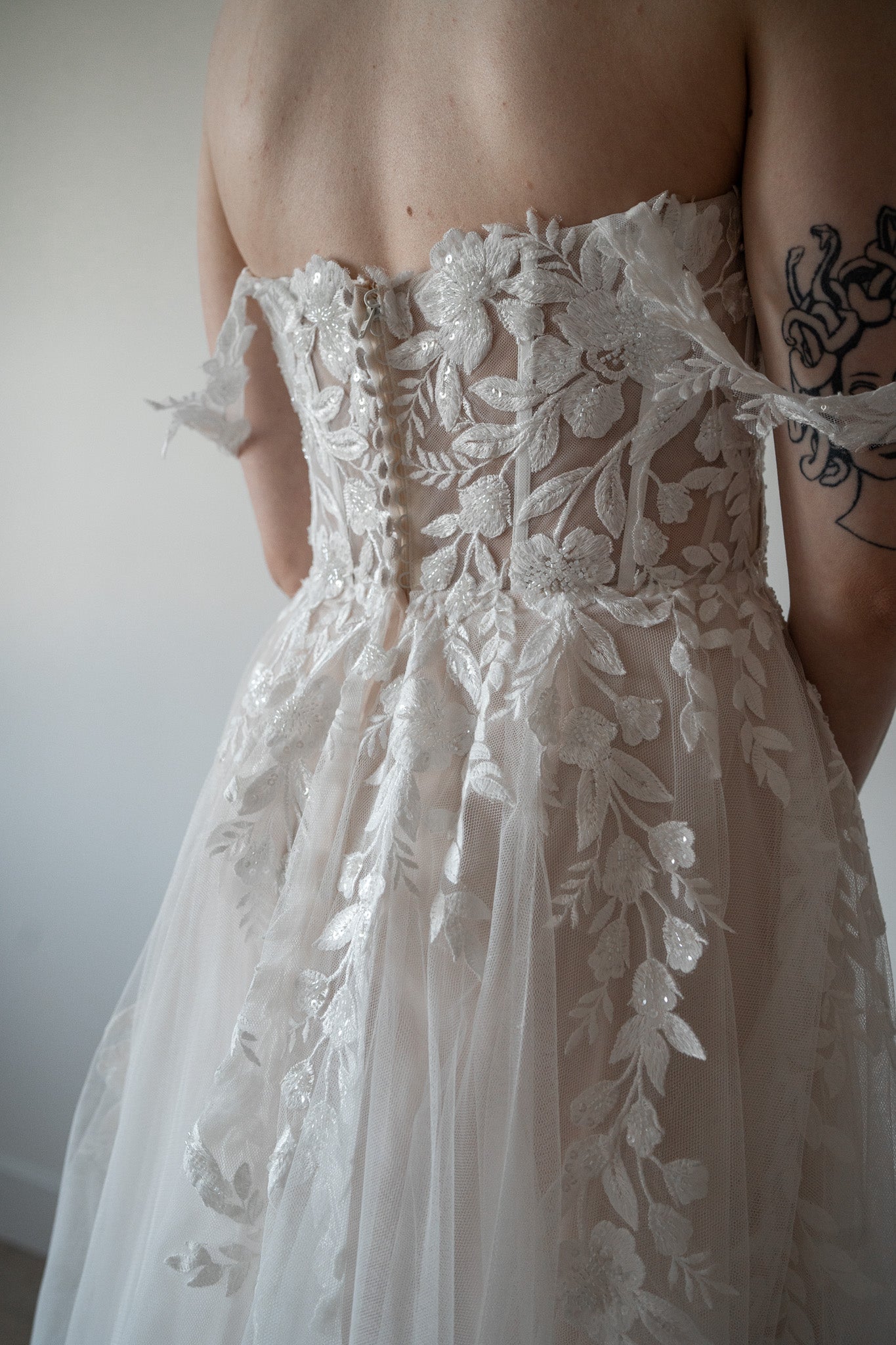 *EXCLUSIVITÉ* Gamba - robe boho romantique coupe A en tulle et dentelle, avec corset apparent et bretelles tombantes *EXCLUSIVITÉ* Gamba - robe boho romantique coupe A en tulle et dentelle, avec corset apparent et bretelles tombantes
