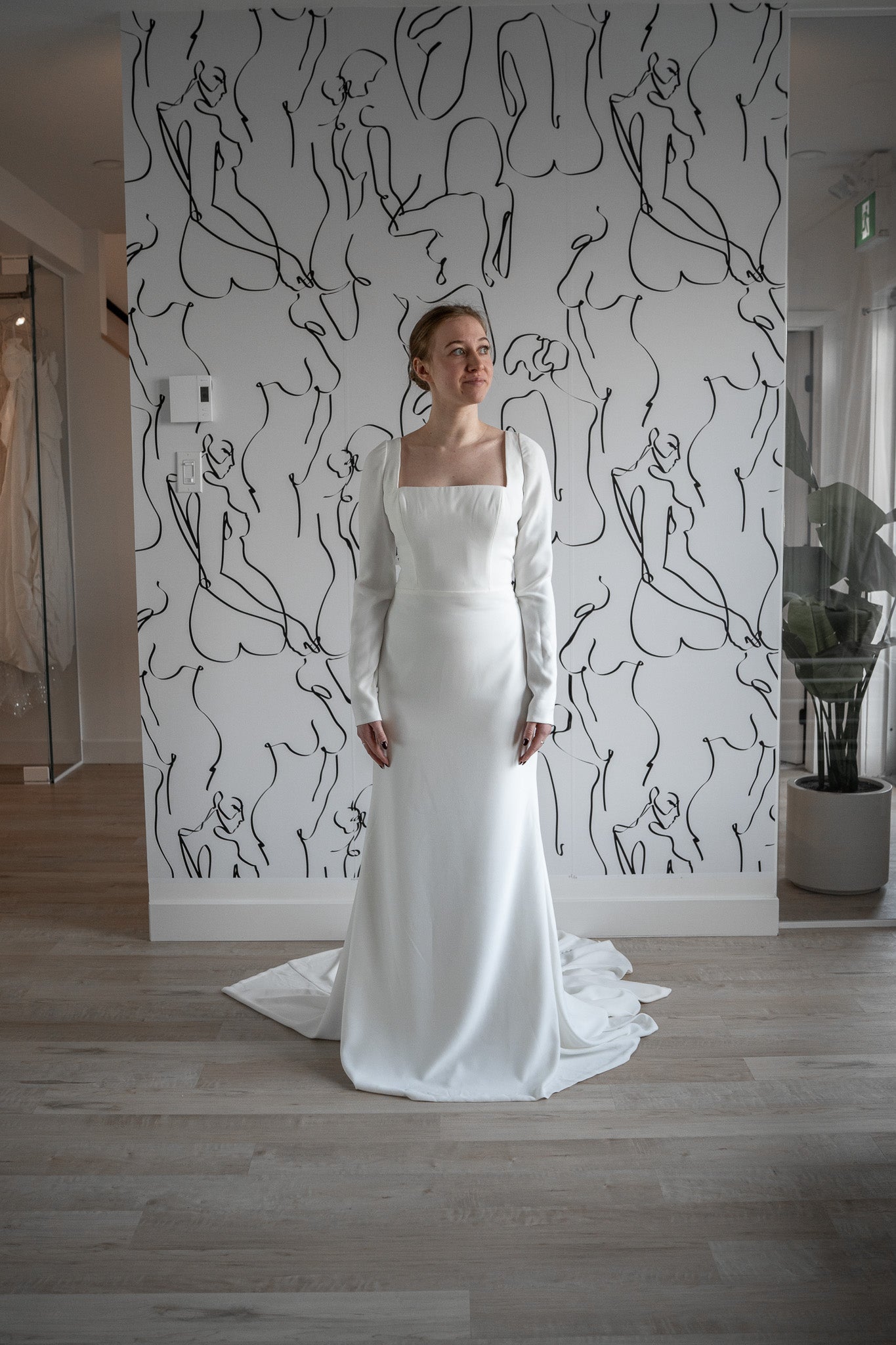 *EXCLUSIVITÉ* Scarlett - robe de mariée moderne ajustée et épurée à encolure carré et manches longues *EXCLUSIVITÉ* Scarlett - robe de mariée moderne ajustée et épurée à encolure carré et manches longues