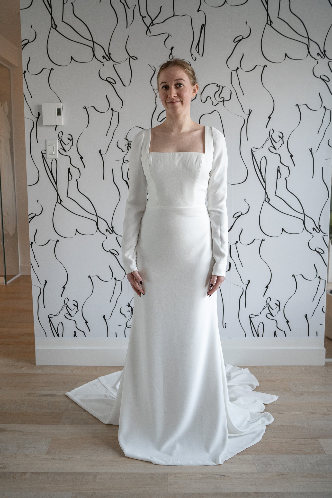 *EXCLUSIVITÉ* Scarlett - robe de mariée moderne ajustée et épurée à encolure carré et manches longues *EXCLUSIVITÉ* Scarlett - robe de mariée moderne ajustée et épurée à encolure carré et manches longues