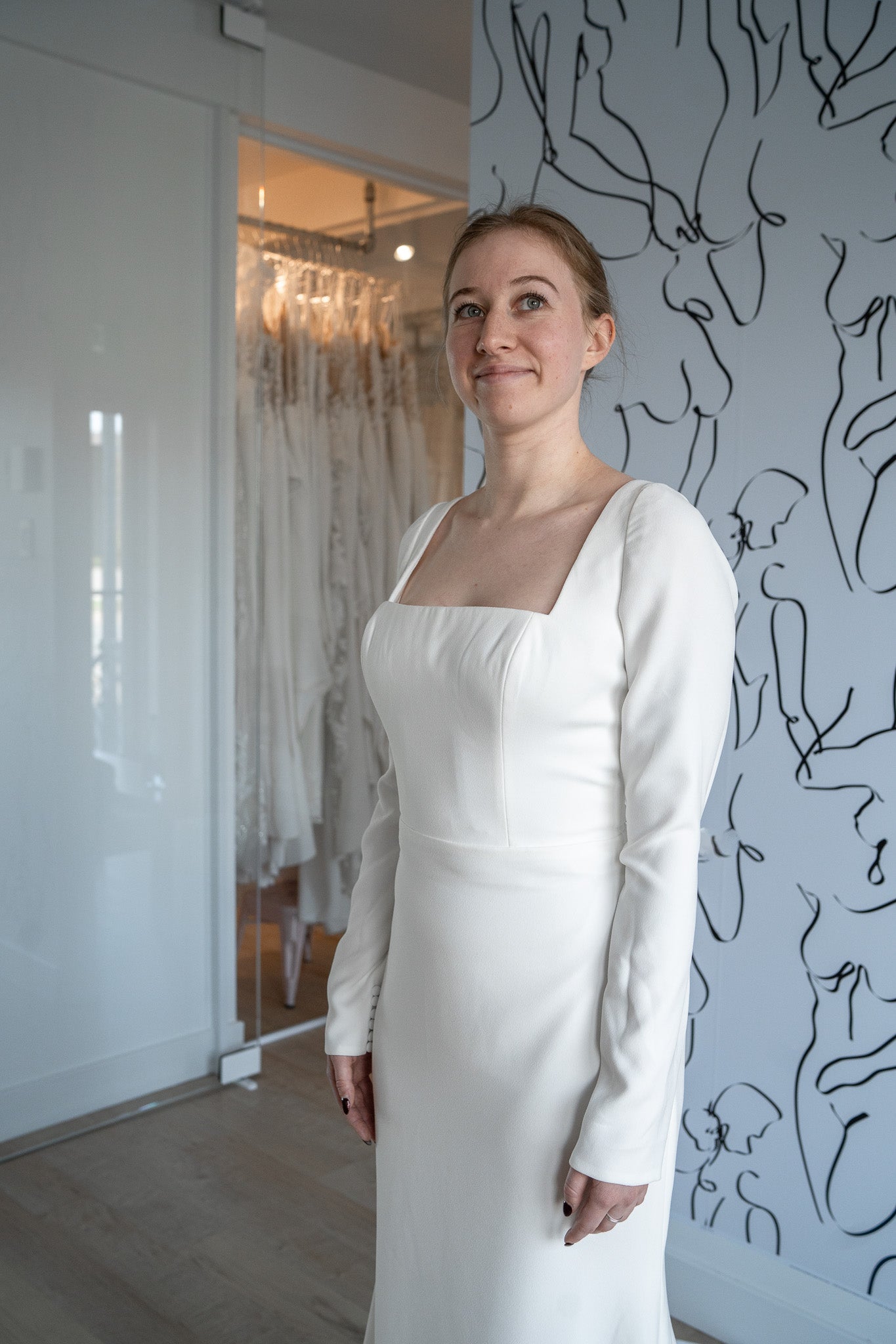 *EXCLUSIVITÉ* Scarlett - robe de mariée moderne ajustée et épurée à encolure carré et manches longues *EXCLUSIVITÉ* Scarlett - robe de mariée moderne ajustée et épurée à encolure carré et manches longues