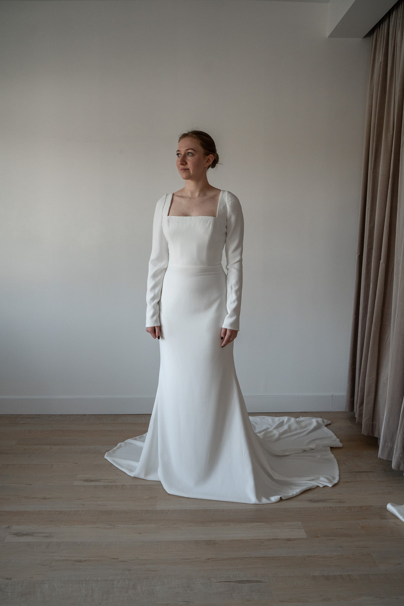 *EXCLUSIVITÉ* Scarlett - robe de mariée moderne ajustée et épurée à encolure carré et manches longues *EXCLUSIVITÉ* Scarlett - robe de mariée moderne ajustée et épurée à encolure carré et manches longues