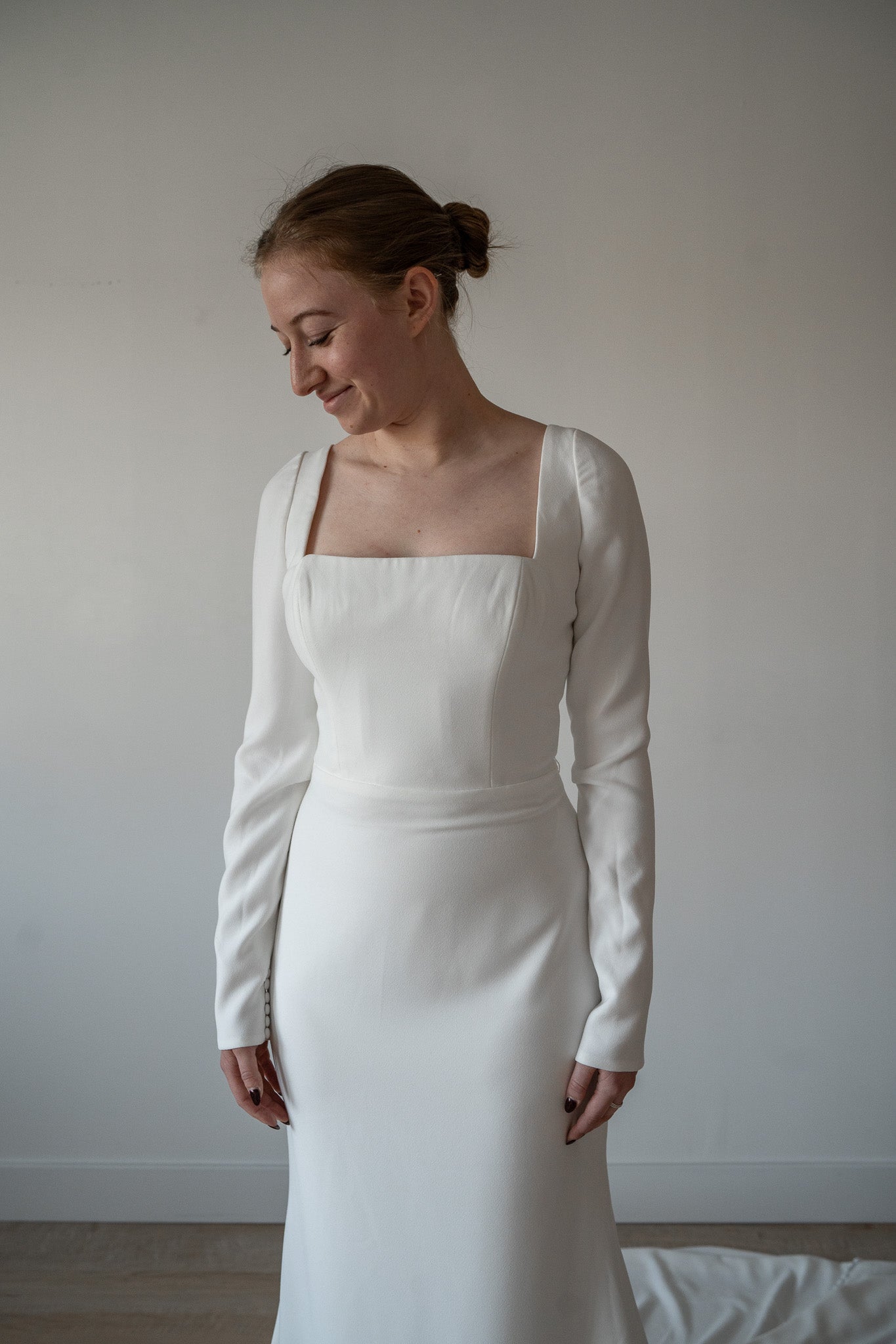 *EXCLUSIVITÉ* Scarlett - robe de mariée moderne ajustée et épurée à encolure carré et manches longues *EXCLUSIVITÉ* Scarlett - robe de mariée moderne ajustée et épurée à encolure carré et manches longues