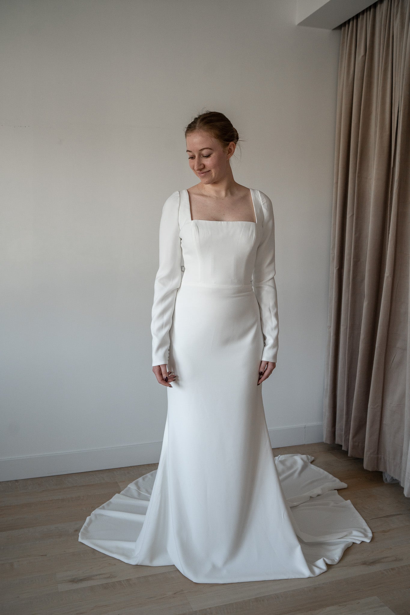 *EXCLUSIVITÉ* Scarlett - robe de mariée moderne ajustée et épurée à encolure carré et manches longues *EXCLUSIVITÉ* Scarlett - robe de mariée moderne ajustée et épurée à encolure carré et manches longues