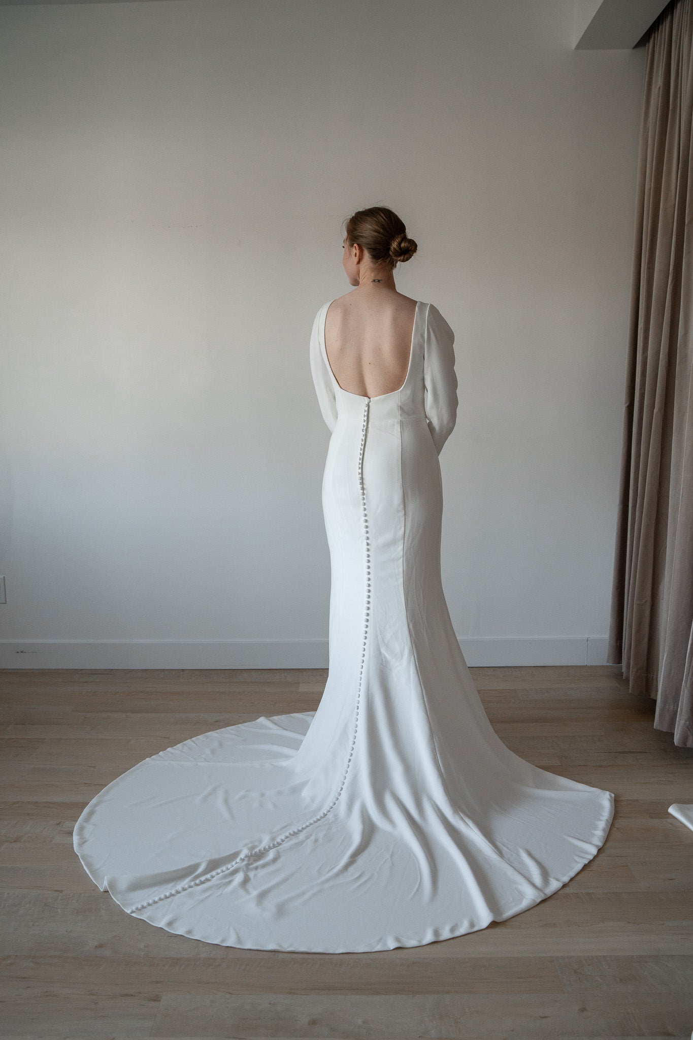 *EXCLUSIVITÉ* Scarlett - robe de mariée moderne ajustée et épurée à encolure carré et manches longues *EXCLUSIVITÉ* Scarlett - robe de mariée moderne ajustée et épurée à encolure carré et manches longues
