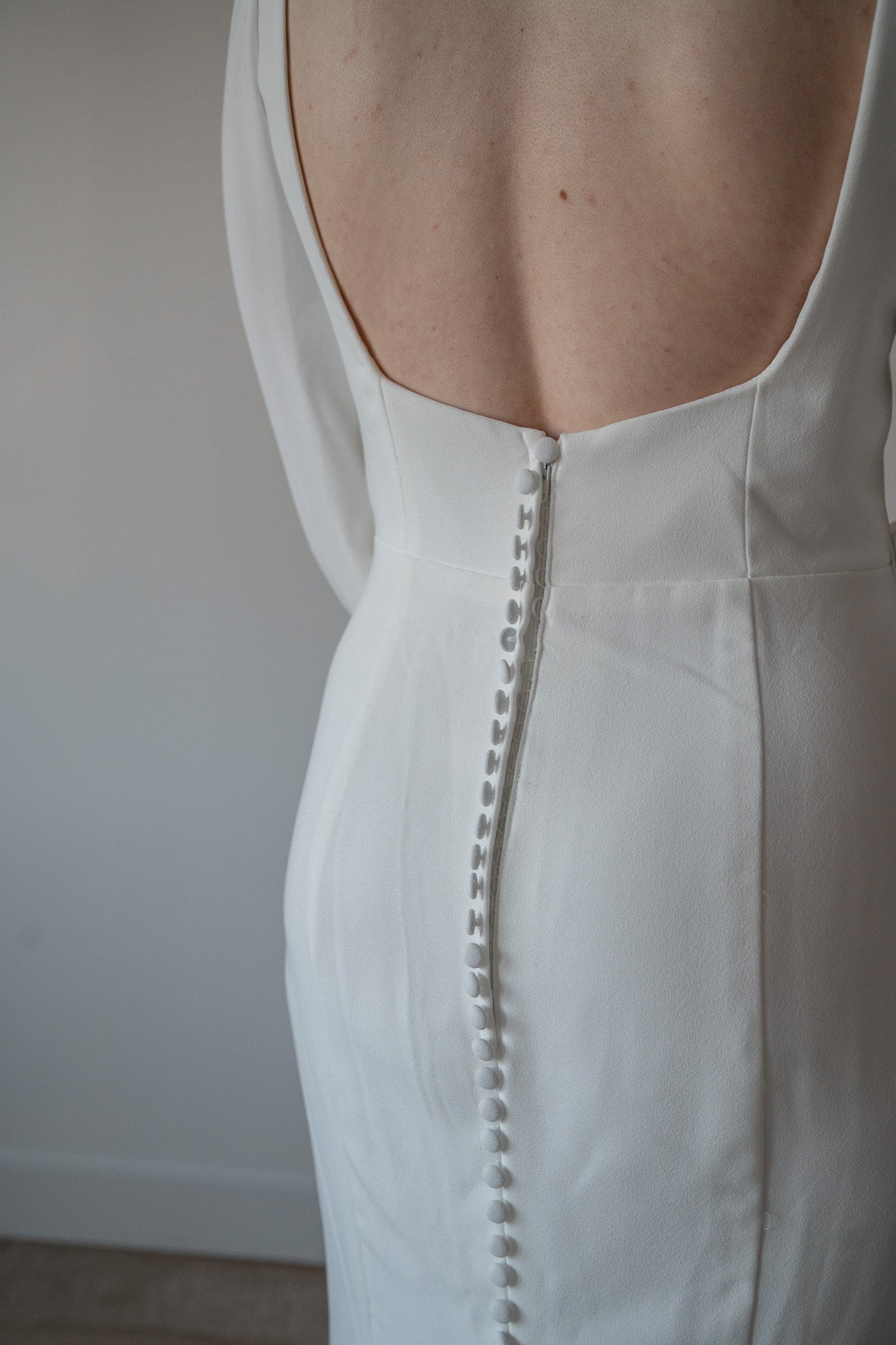 *EXCLUSIVITÉ* Scarlett - robe de mariée moderne ajustée et épurée à encolure carré et manches longues *EXCLUSIVITÉ* Scarlett - robe de mariée moderne ajustée et épurée à encolure carré et manches longues