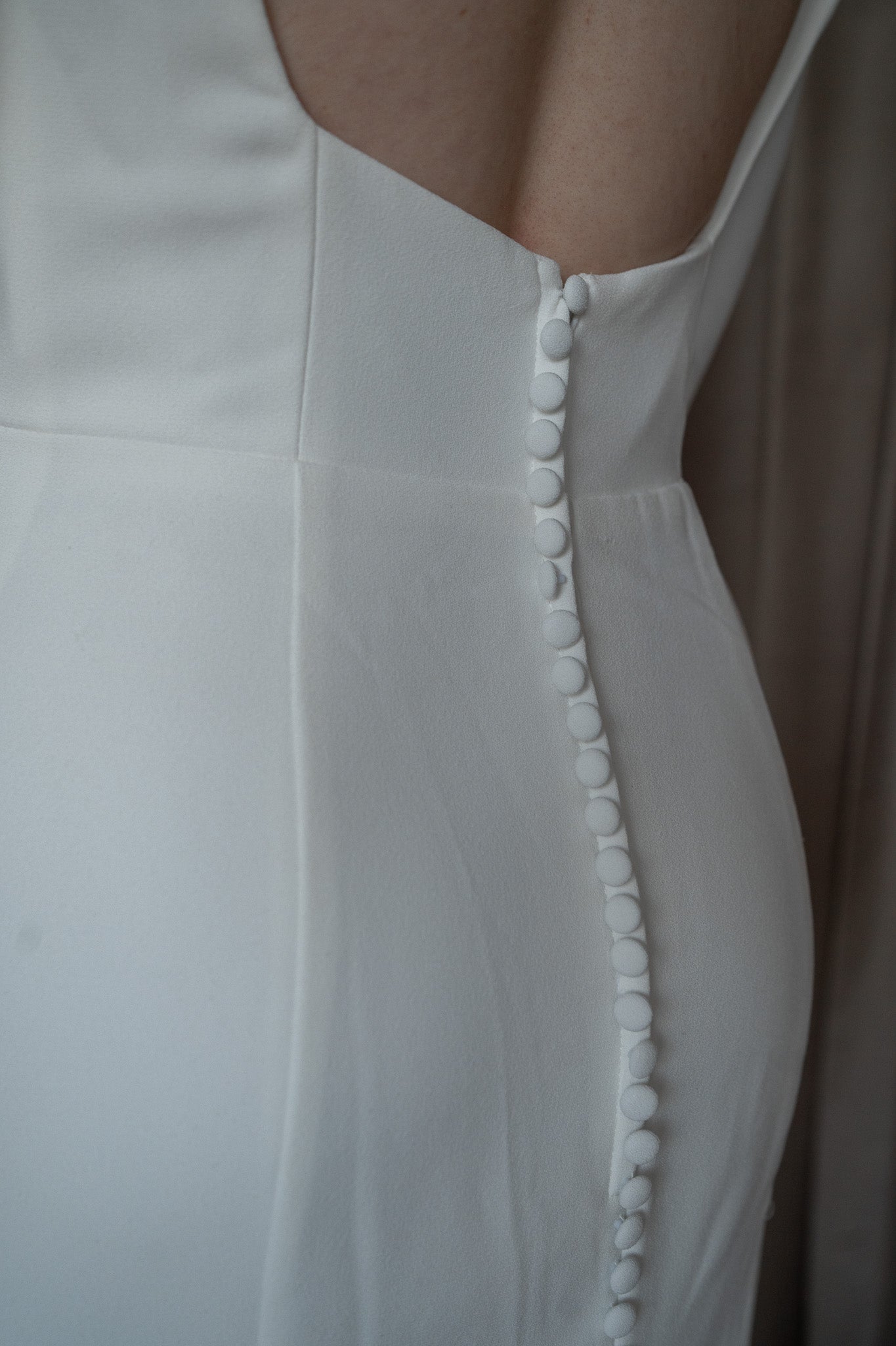 *EXCLUSIVITÉ* Scarlett - robe de mariée moderne ajustée et épurée à encolure carré et manches longues *EXCLUSIVITÉ* Scarlett - robe de mariée moderne ajustée et épurée à encolure carré et manches longues