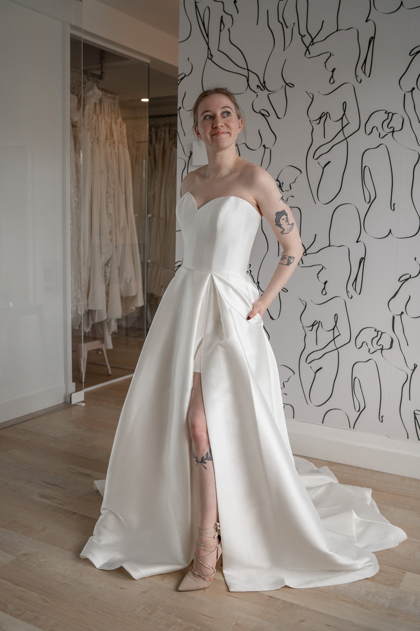 * EXCLUSIVITÉ * August - robe de mariée moderne et classique à bustier en coeur en tissus satiné avec jupe ample sans crinoline à plis français et fente * EXCLUSIVITÉ * August - robe de mariée moderne et classique à bustier en coeur en tissus satiné avec jupe ample sans crinoline à plis français et fente