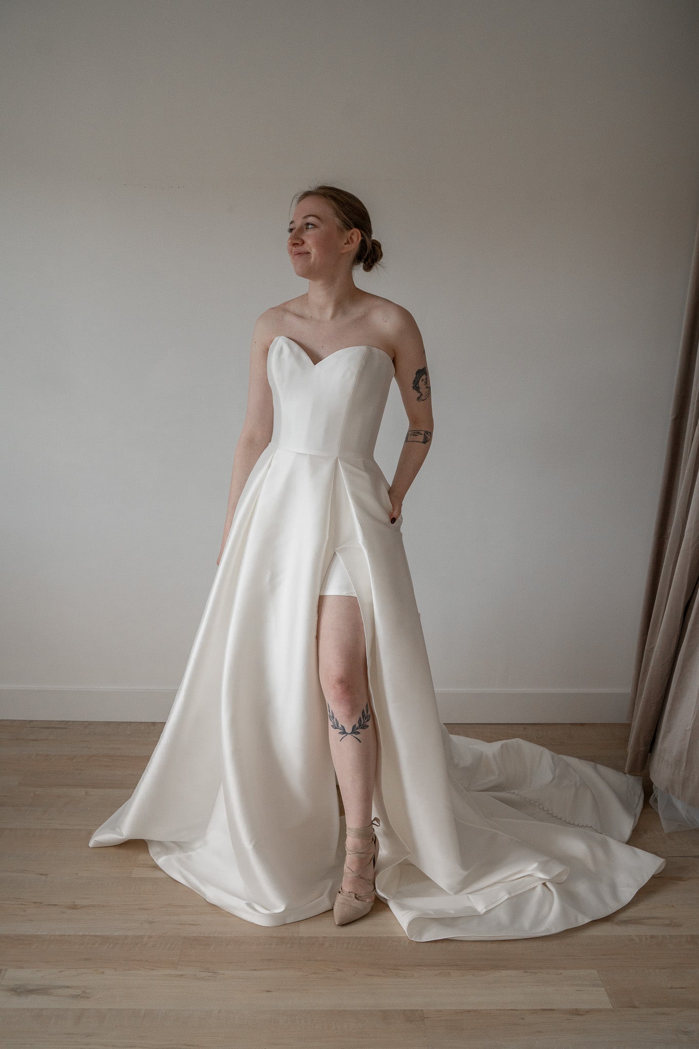 * EXCLUSIVITÉ * August - robe de mariée moderne et classique à bustier en coeur en tissus satiné avec jupe ample sans crinoline à plis français et fente * EXCLUSIVITÉ * August - robe de mariée moderne et classique à bustier en coeur en tissus satiné avec jupe ample sans crinoline à plis français et fente