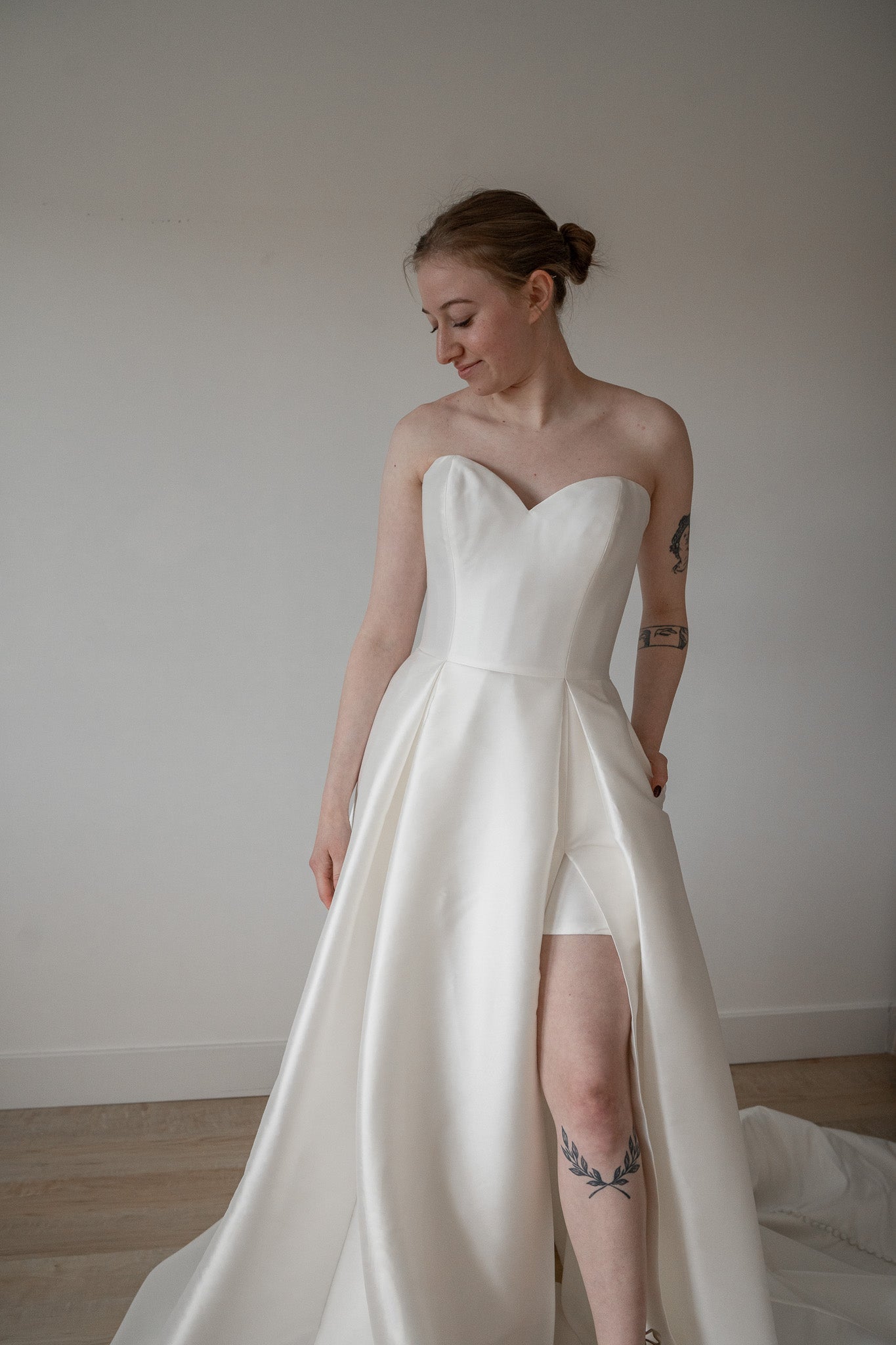 * EXCLUSIVITÉ * August - robe de mariée moderne et classique à bustier en coeur en tissus satiné avec jupe ample sans crinoline à plis français et fente * EXCLUSIVITÉ * August - robe de mariée moderne et classique à bustier en coeur en tissus satiné avec jupe ample sans crinoline à plis français et fente