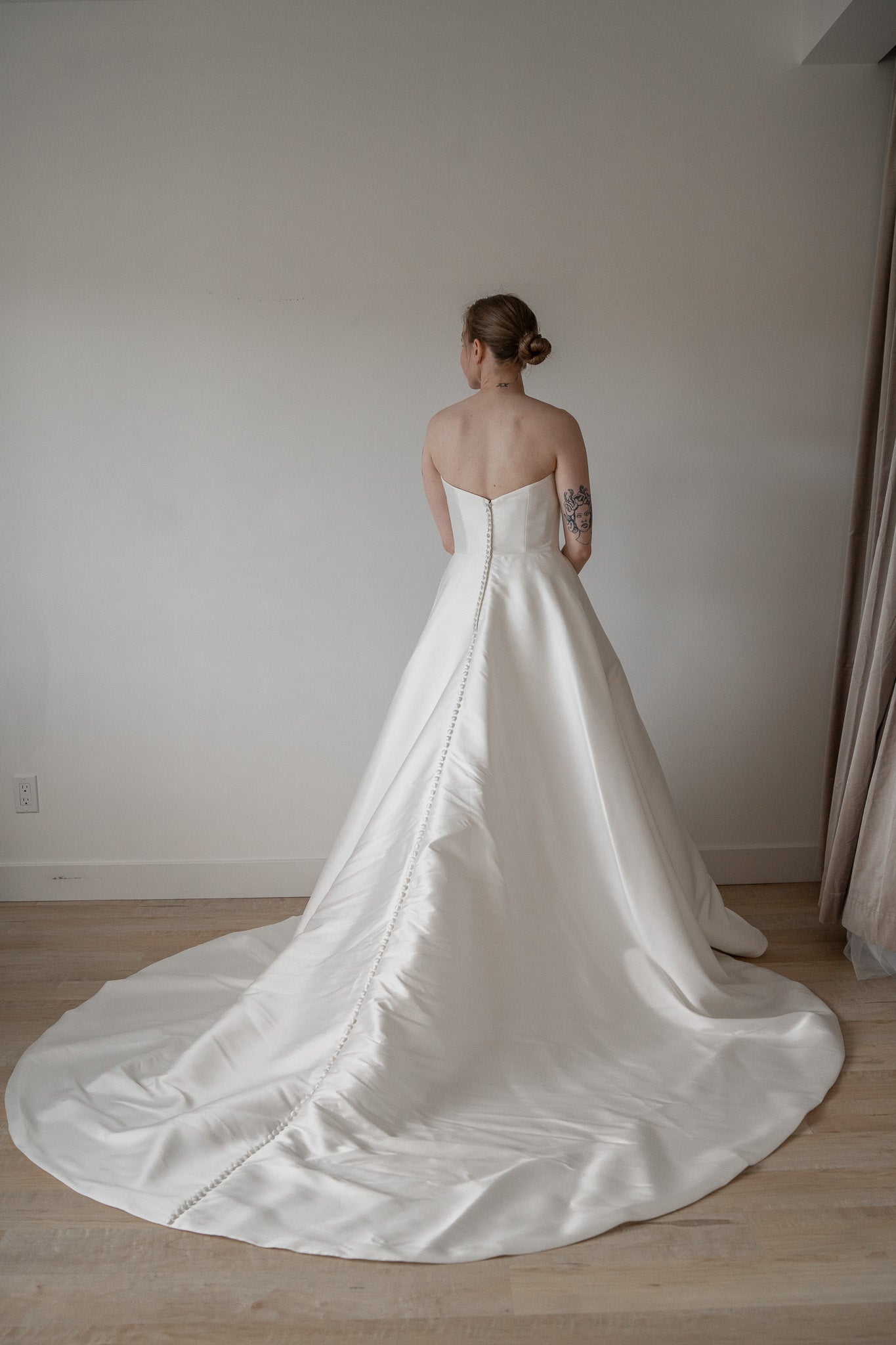 * EXCLUSIVITÉ * August - robe de mariée moderne et classique à bustier en coeur en tissus satiné avec jupe ample sans crinoline à plis français et fente * EXCLUSIVITÉ * August - robe de mariée moderne et classique à bustier en coeur en tissus satiné avec jupe ample sans crinoline à plis français et fente