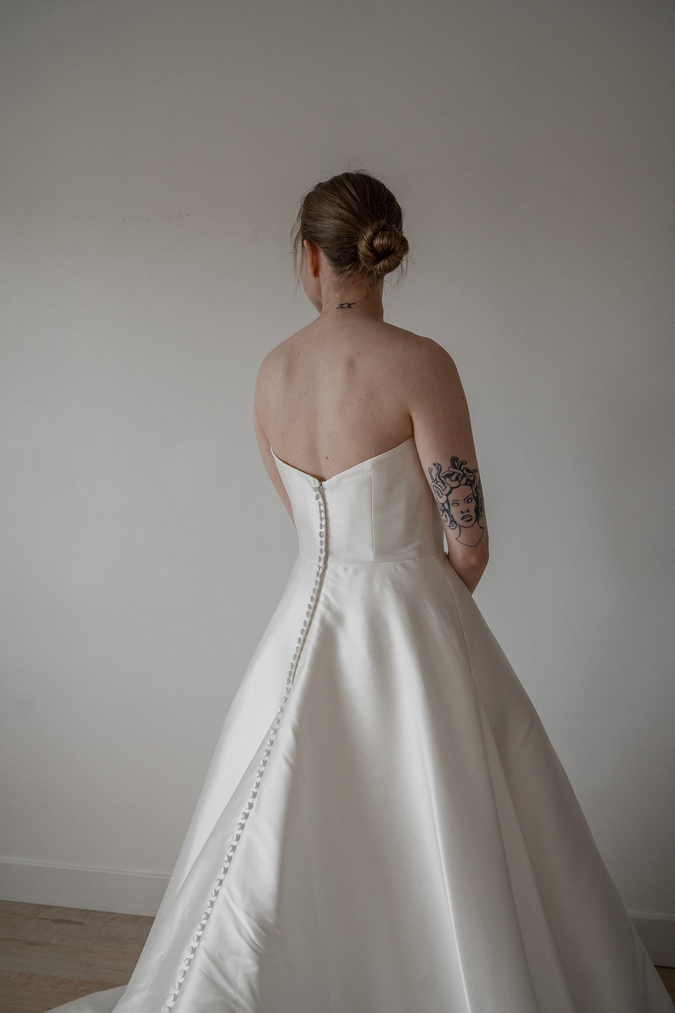 * EXCLUSIVITÉ * August - robe de mariée moderne et classique à bustier en coeur en tissus satiné avec jupe ample sans crinoline à plis français et fente * EXCLUSIVITÉ * August - robe de mariée moderne et classique à bustier en coeur en tissus satiné avec jupe ample sans crinoline à plis français et fente