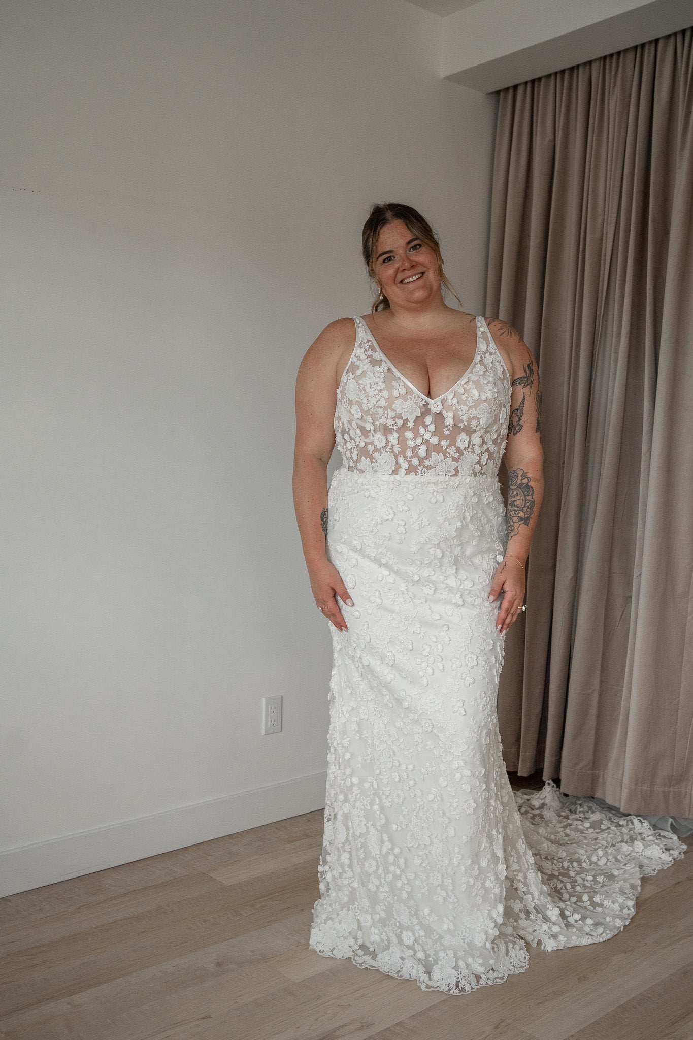 *EXCLUSIVITÉ* Joni *taille plus*- robe de mariée luxueuse de coupe ajustée, sans manches, en dentelle 3D *EXCLUSIVITÉ* Joni *taille plus*- robe de mariée luxueuse de coupe ajustée, sans manches, en dentelle 3D