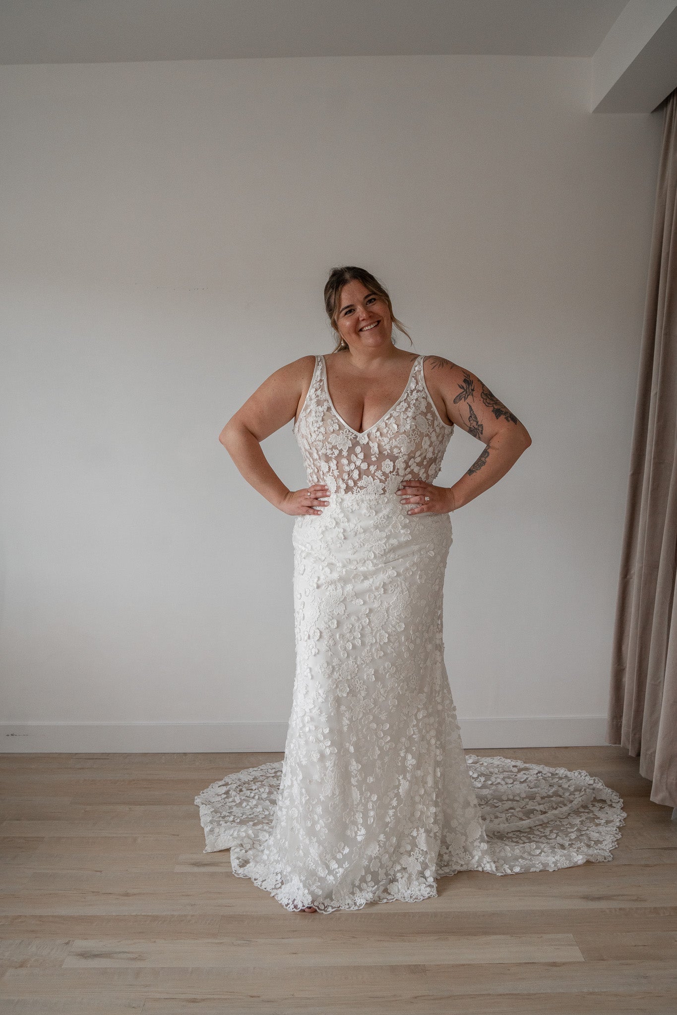*EXCLUSIVITÉ* Joni *taille plus*- robe de mariée luxueuse de coupe ajustée, sans manches, en dentelle 3D *EXCLUSIVITÉ* Joni *taille plus*- robe de mariée luxueuse de coupe ajustée, sans manches, en dentelle 3D