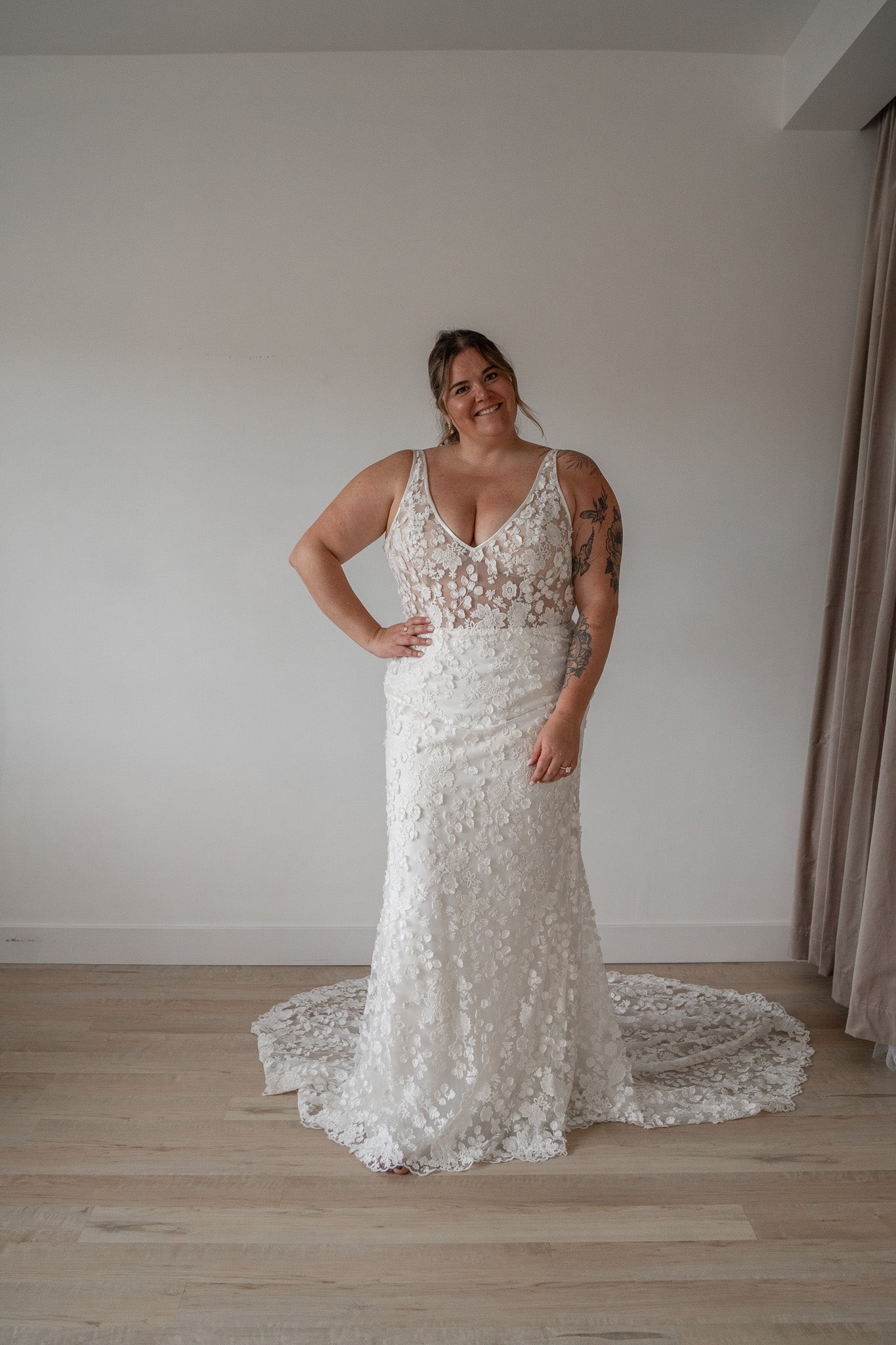 *EXCLUSIVITÉ* Joni *taille plus*- robe de mariée luxueuse de coupe ajustée, sans manches, en dentelle 3D *EXCLUSIVITÉ* Joni *taille plus*- robe de mariée luxueuse de coupe ajustée, sans manches, en dentelle 3D
