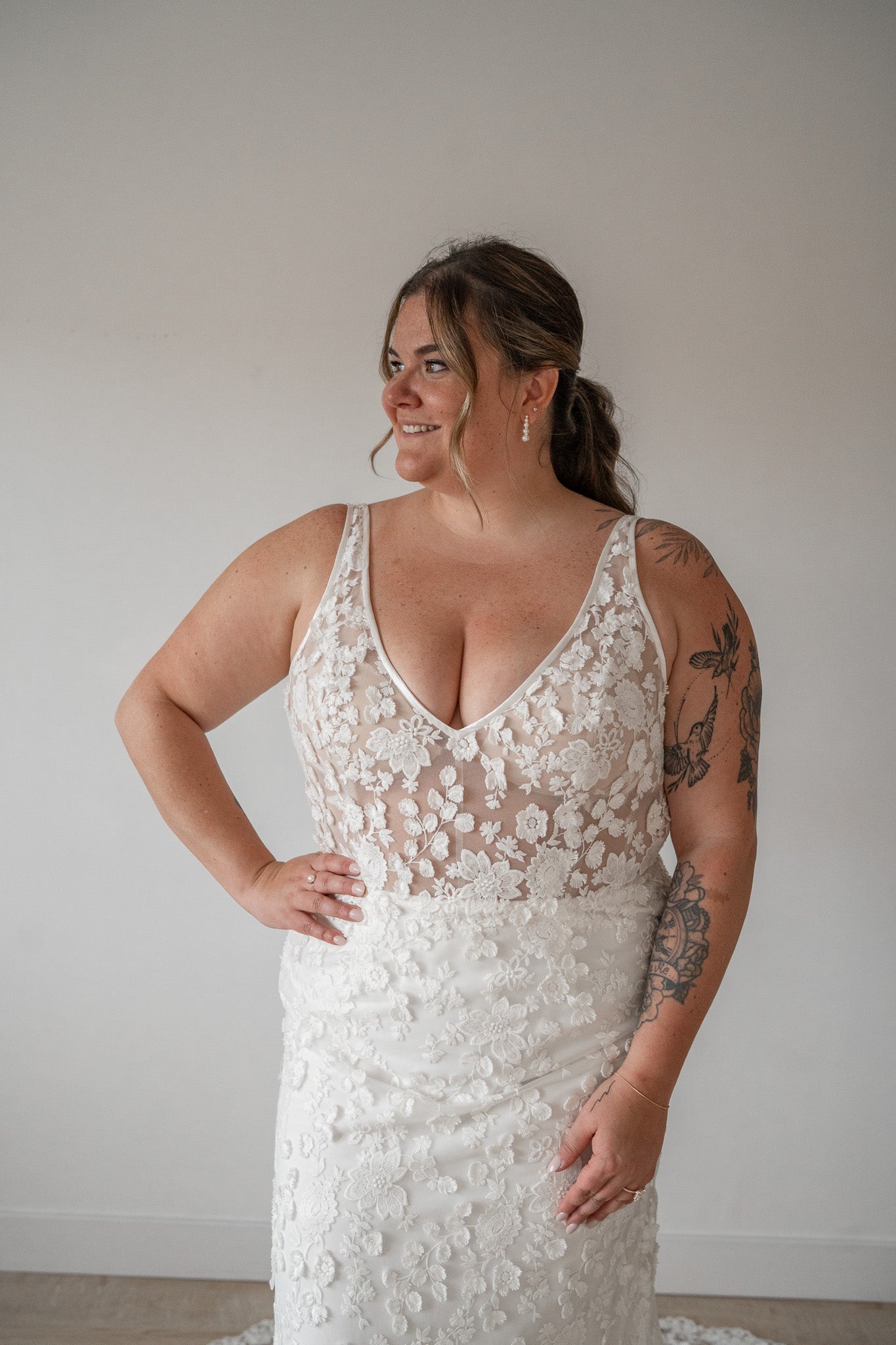 *EXCLUSIVITÉ* Joni *taille plus*- robe de mariée luxueuse de coupe ajustée, sans manches, en dentelle 3D *EXCLUSIVITÉ* Joni *taille plus*- robe de mariée luxueuse de coupe ajustée, sans manches, en dentelle 3D