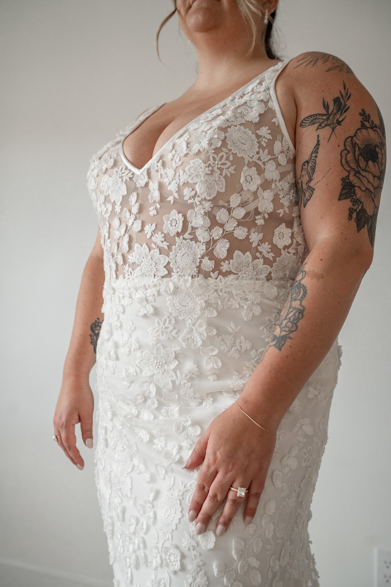 *EXCLUSIVITÉ* Joni *taille plus*- robe de mariée luxueuse de coupe ajustée, sans manches, en dentelle 3D *EXCLUSIVITÉ* Joni *taille plus*- robe de mariée luxueuse de coupe ajustée, sans manches, en dentelle 3D