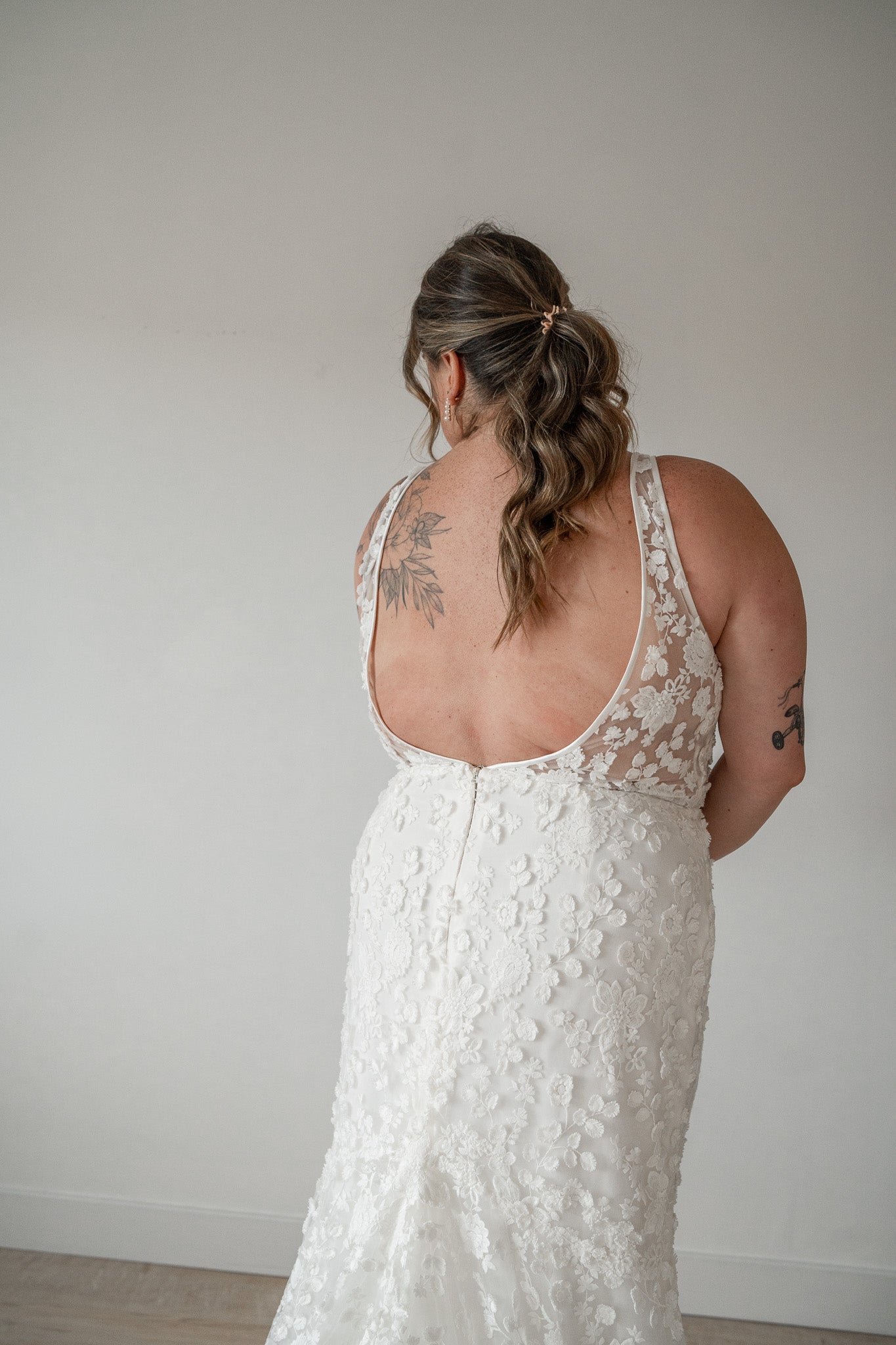 *EXCLUSIVITÉ* Joni *taille plus*- robe de mariée luxueuse de coupe ajustée, sans manches, en dentelle 3D *EXCLUSIVITÉ* Joni *taille plus*- robe de mariée luxueuse de coupe ajustée, sans manches, en dentelle 3D