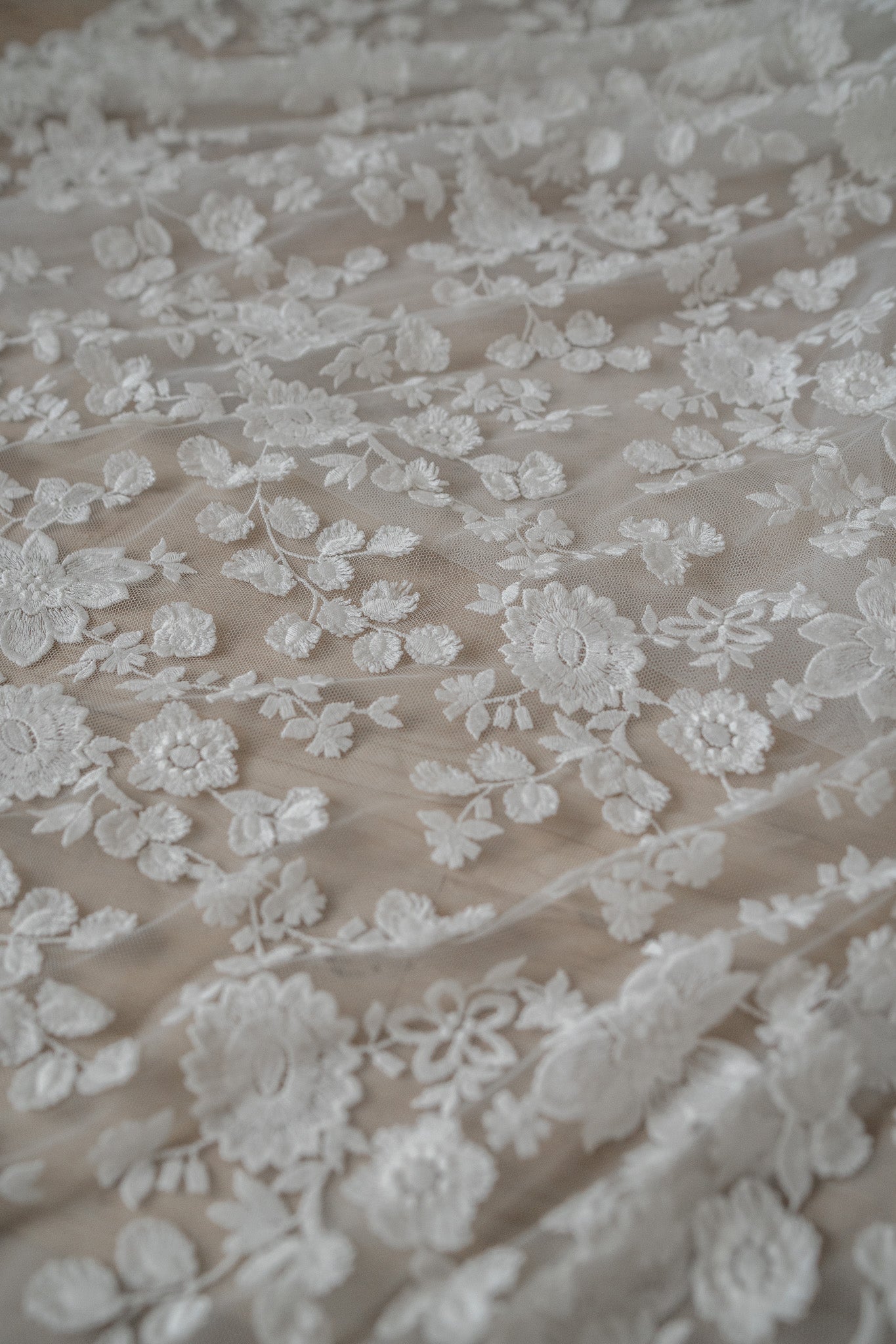 *EXCLUSIVITÉ* Joni *taille plus*- robe de mariée luxueuse de coupe ajustée, sans manches, en dentelle 3D *EXCLUSIVITÉ* Joni *taille plus*- robe de mariée luxueuse de coupe ajustée, sans manches, en dentelle 3D