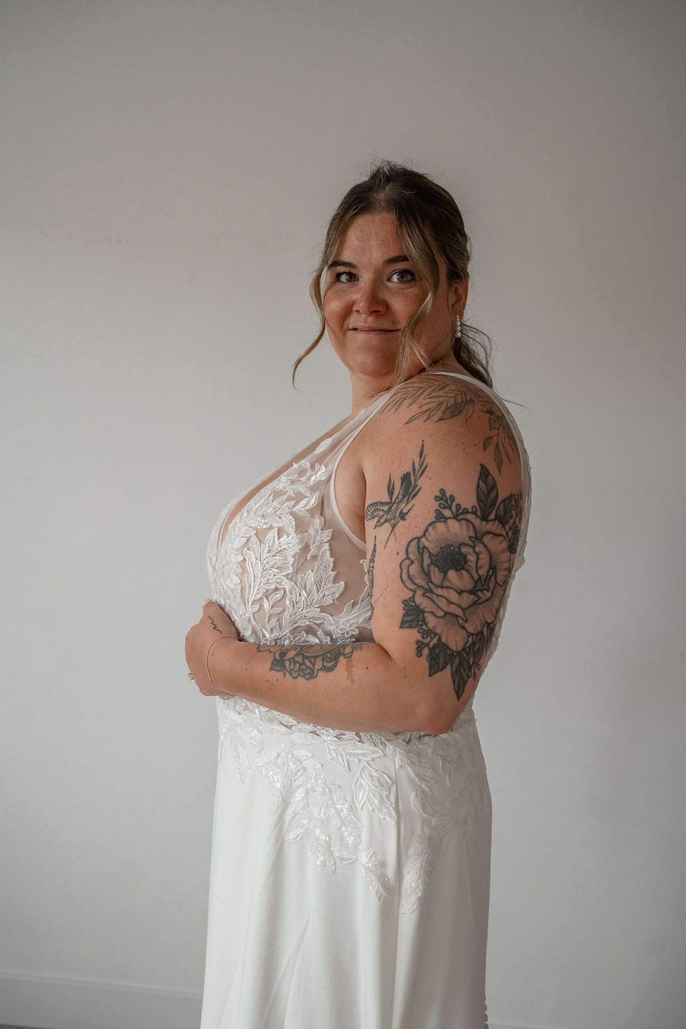 *EXCLUSIVITÉ* Marjorie *taille plus* - robe de mariée coupe ajustée sans manches avec bas en crêpe et haut brodé à motif végétal *EXCLUSIVITÉ* Marjorie *taille plus* - robe de mariée coupe ajustée sans manches avec bas en crêpe et haut brodé à motif végétal