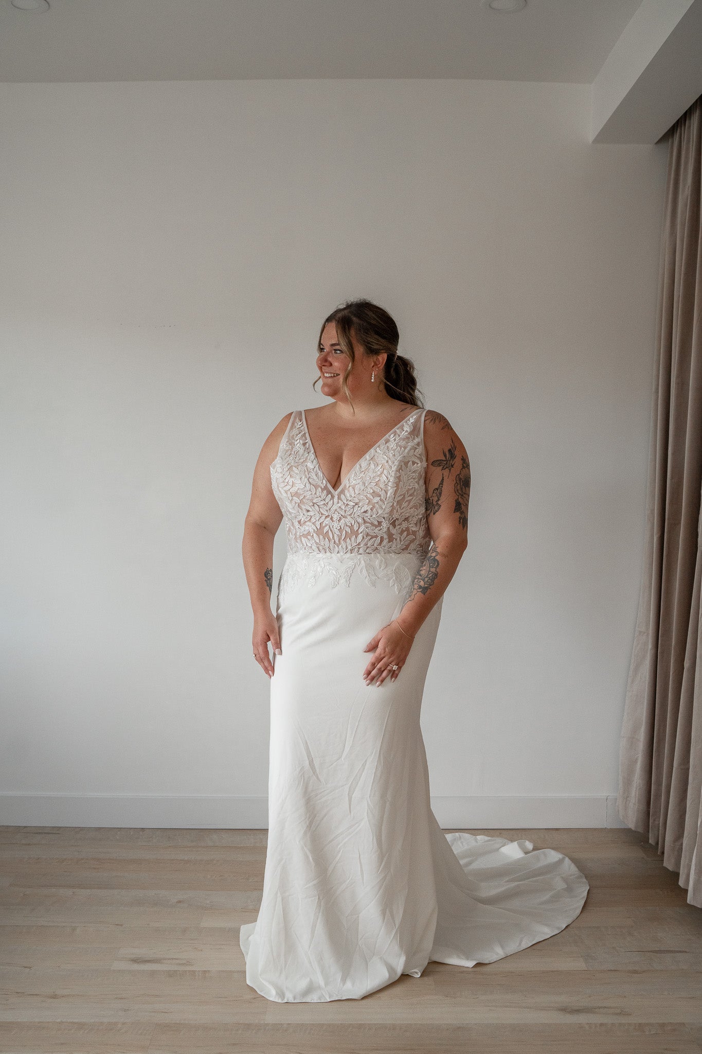 *EXCLUSIVITÉ* Marjorie *taille plus* - robe de mariée coupe ajustée sans manches avec bas en crêpe et haut brodé à motif végétal *EXCLUSIVITÉ* Marjorie *taille plus* - robe de mariée coupe ajustée sans manches avec bas en crêpe et haut brodé à motif végétal