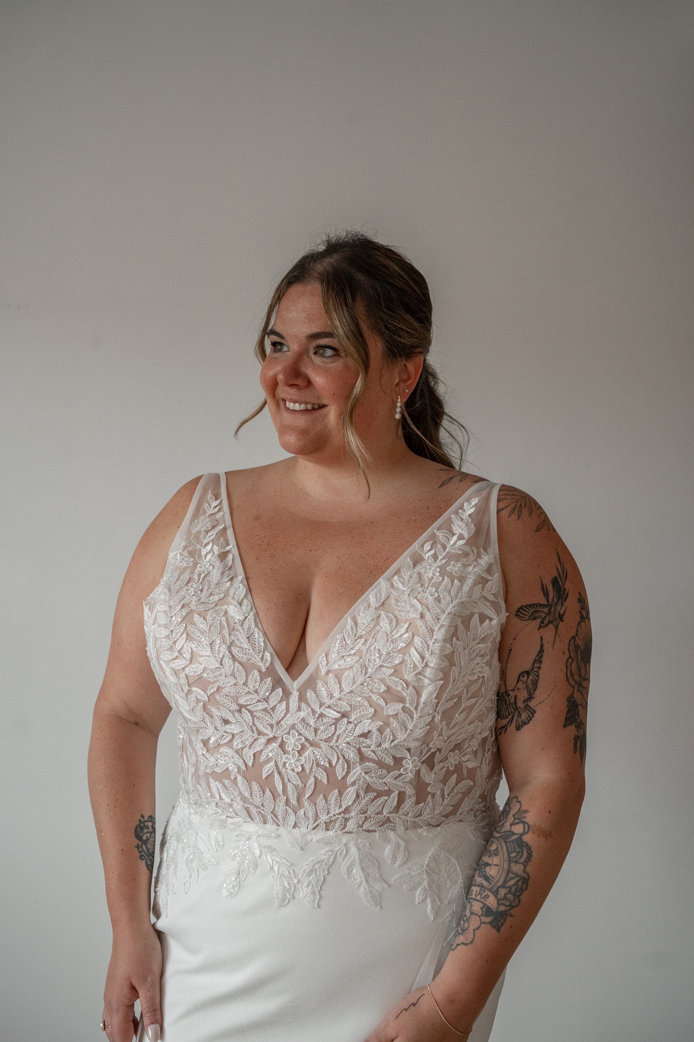 *EXCLUSIVITÉ* Marjorie *taille plus* - robe de mariée coupe ajustée sans manches avec bas en crêpe et haut brodé à motif végétal *EXCLUSIVITÉ* Marjorie *taille plus* - robe de mariée coupe ajustée sans manches avec bas en crêpe et haut brodé à motif végétal