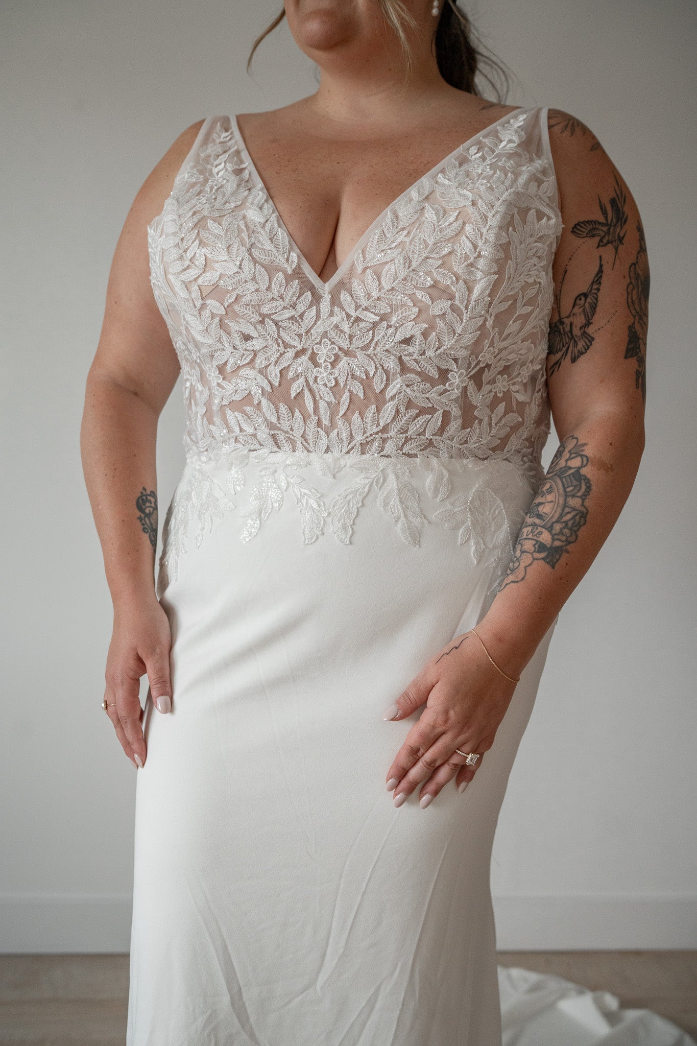 *EXCLUSIVITÉ* Marjorie *taille plus* - robe de mariée coupe ajustée sans manches avec bas en crêpe et haut brodé à motif végétal *EXCLUSIVITÉ* Marjorie *taille plus* - robe de mariée coupe ajustée sans manches avec bas en crêpe et haut brodé à motif végétal