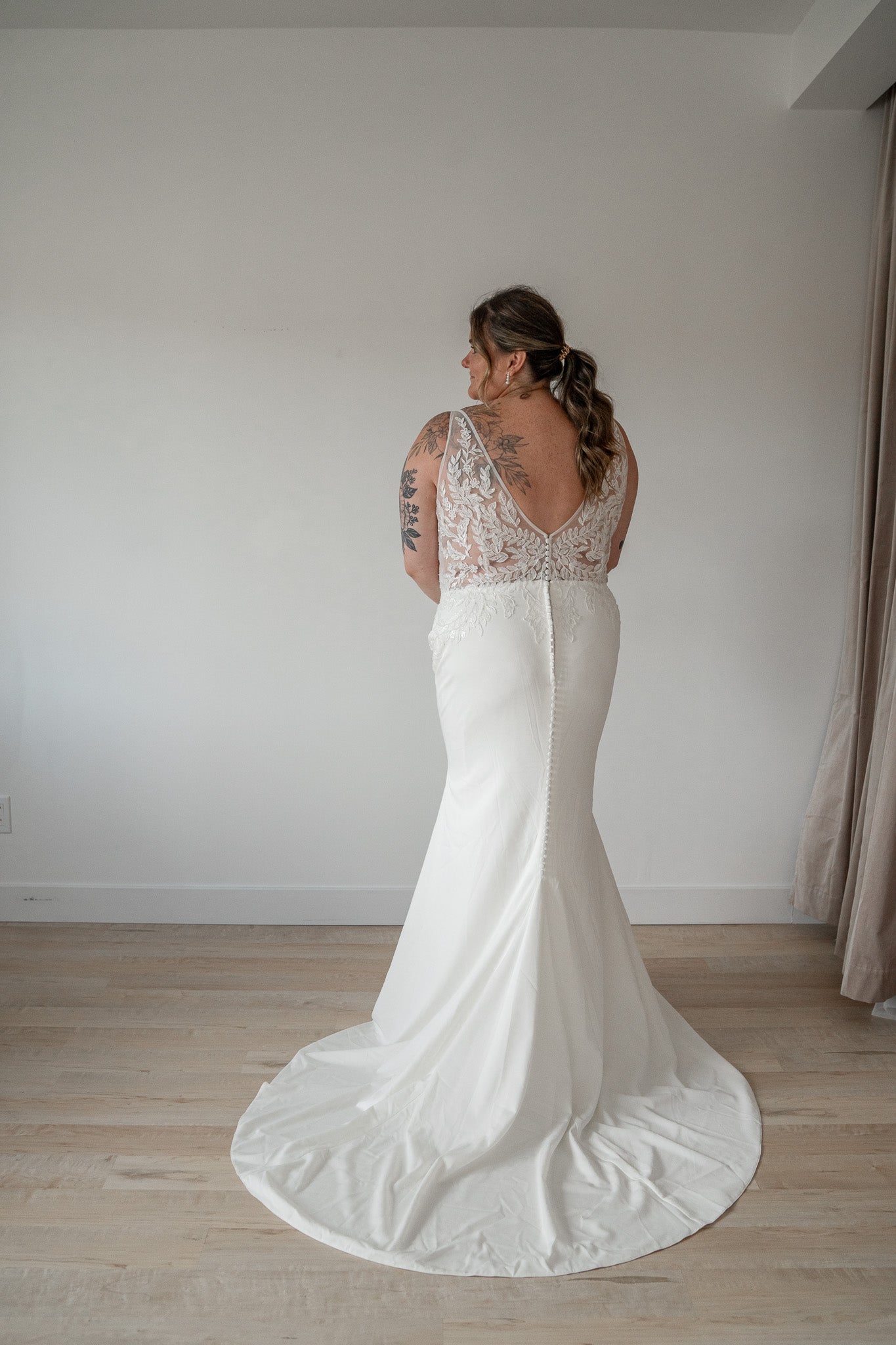 *EXCLUSIVITÉ* Marjorie *taille plus* - robe de mariée coupe ajustée sans manches avec bas en crêpe et haut brodé à motif végétal *EXCLUSIVITÉ* Marjorie *taille plus* - robe de mariée coupe ajustée sans manches avec bas en crêpe et haut brodé à motif végétal