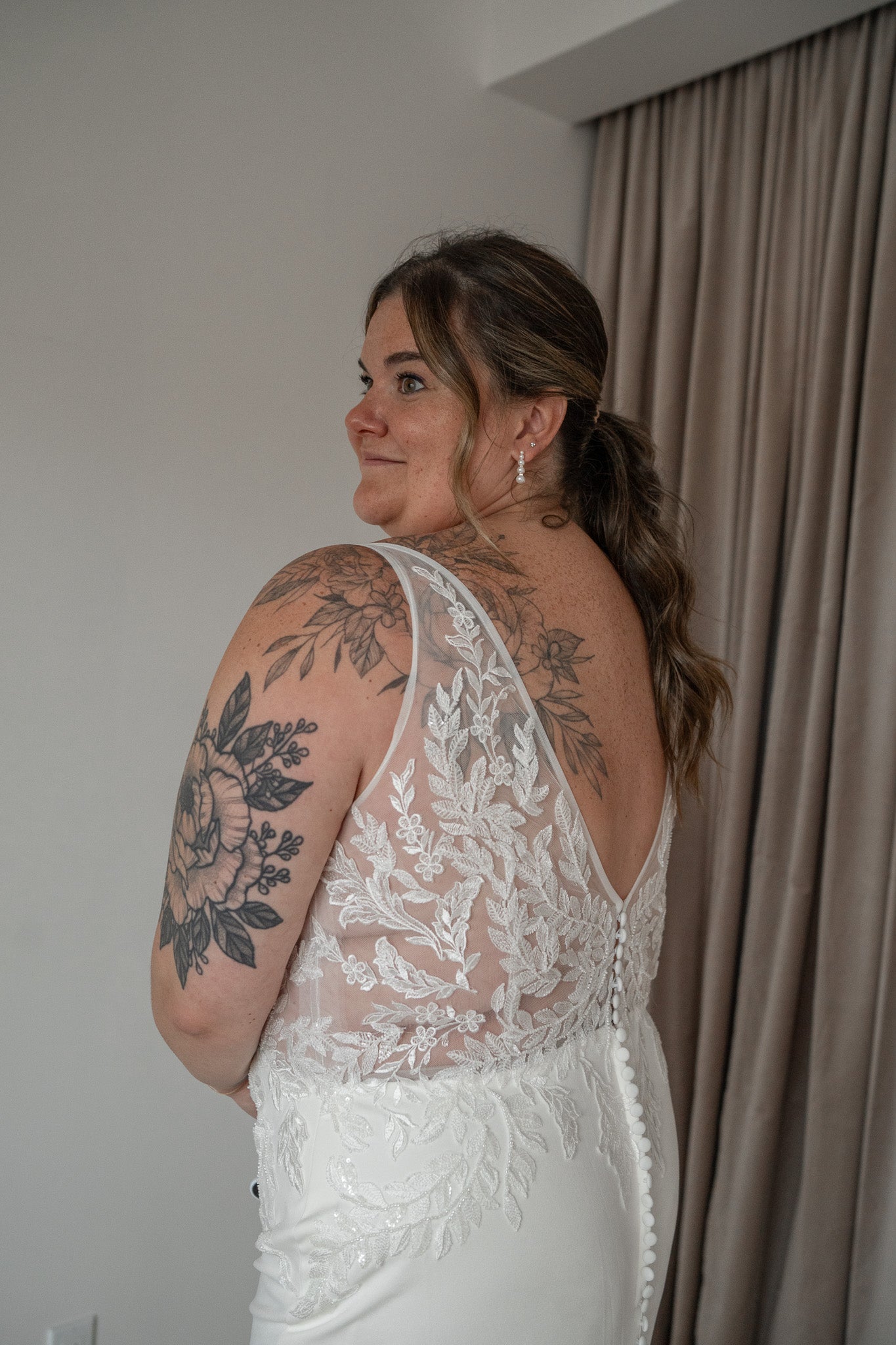 *EXCLUSIVITÉ* Marjorie *taille plus* - robe de mariée coupe ajustée sans manches avec bas en crêpe et haut brodé à motif végétal *EXCLUSIVITÉ* Marjorie *taille plus* - robe de mariée coupe ajustée sans manches avec bas en crêpe et haut brodé à motif végétal