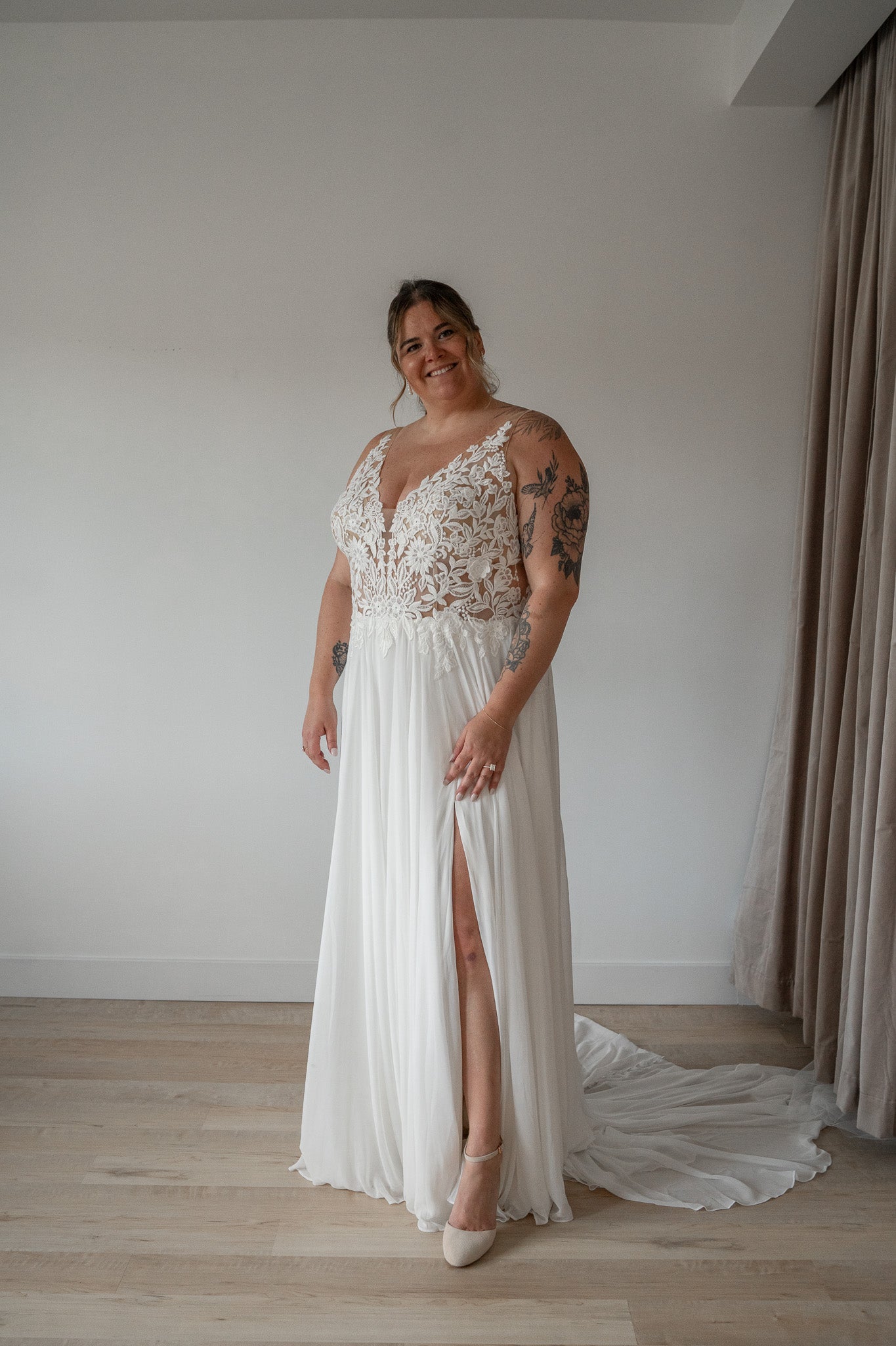 *EXCLUSIVITÉ* Jasper *taille plus* - robe de mariée avec jupe de chiffon et haut brodé *EXCLUSIVITÉ* Jasper *taille plus* - robe de mariée avec jupe de chiffon et haut brodé