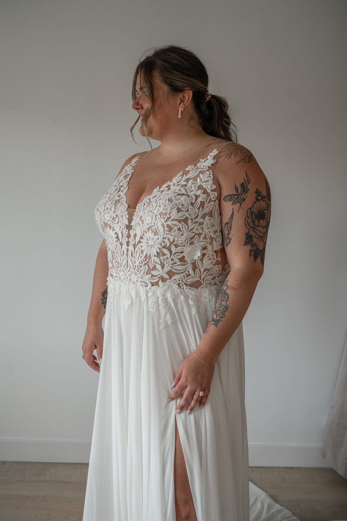 *EXCLUSIVITÉ* Jasper *taille plus* - robe de mariée avec jupe de chiffon et haut brodé *EXCLUSIVITÉ* Jasper *taille plus* - robe de mariée avec jupe de chiffon et haut brodé
