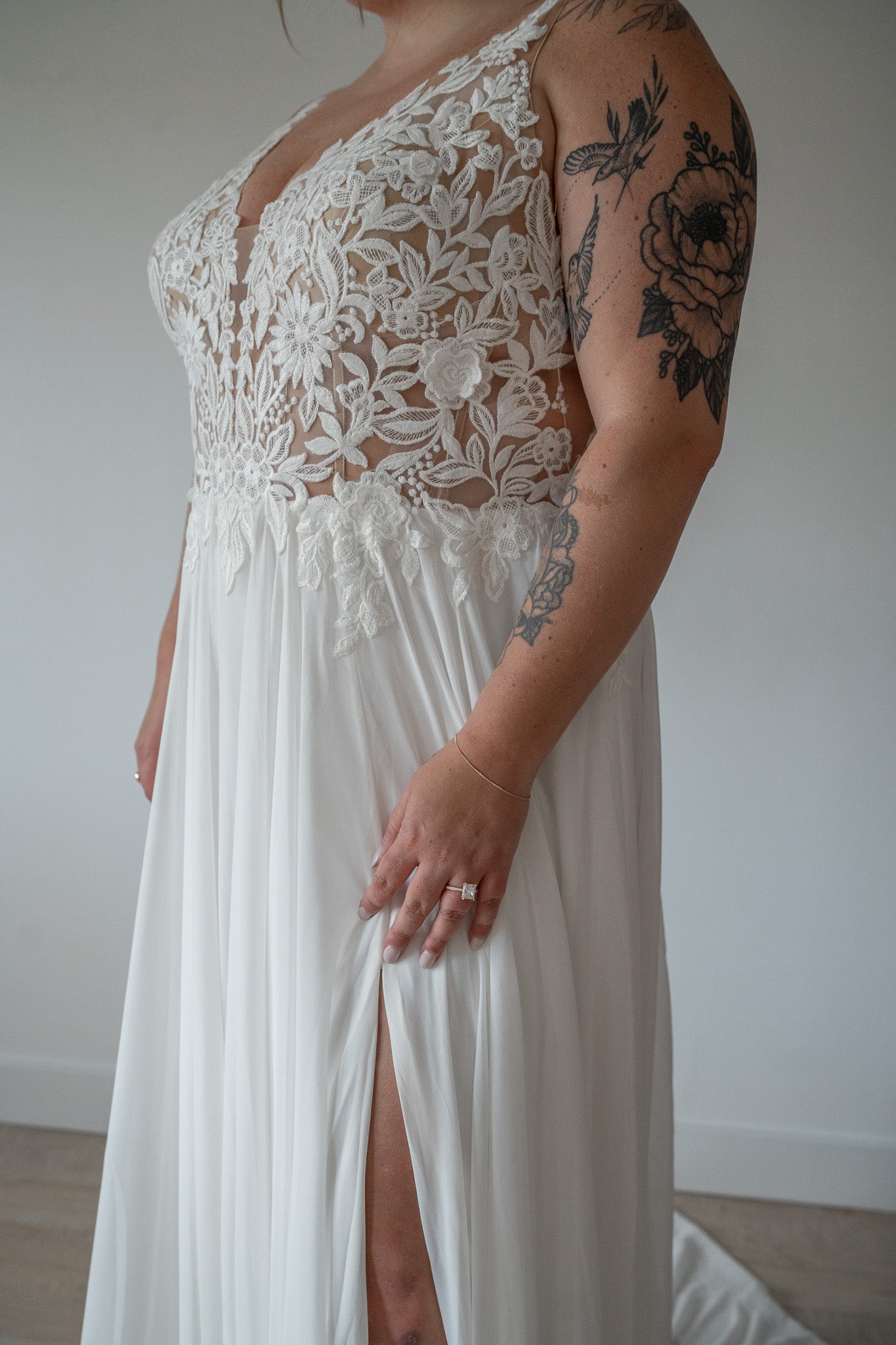 *EXCLUSIVITÉ* Jasper *taille plus* - robe de mariée avec jupe de chiffon et haut brodé *EXCLUSIVITÉ* Jasper *taille plus* - robe de mariée avec jupe de chiffon et haut brodé