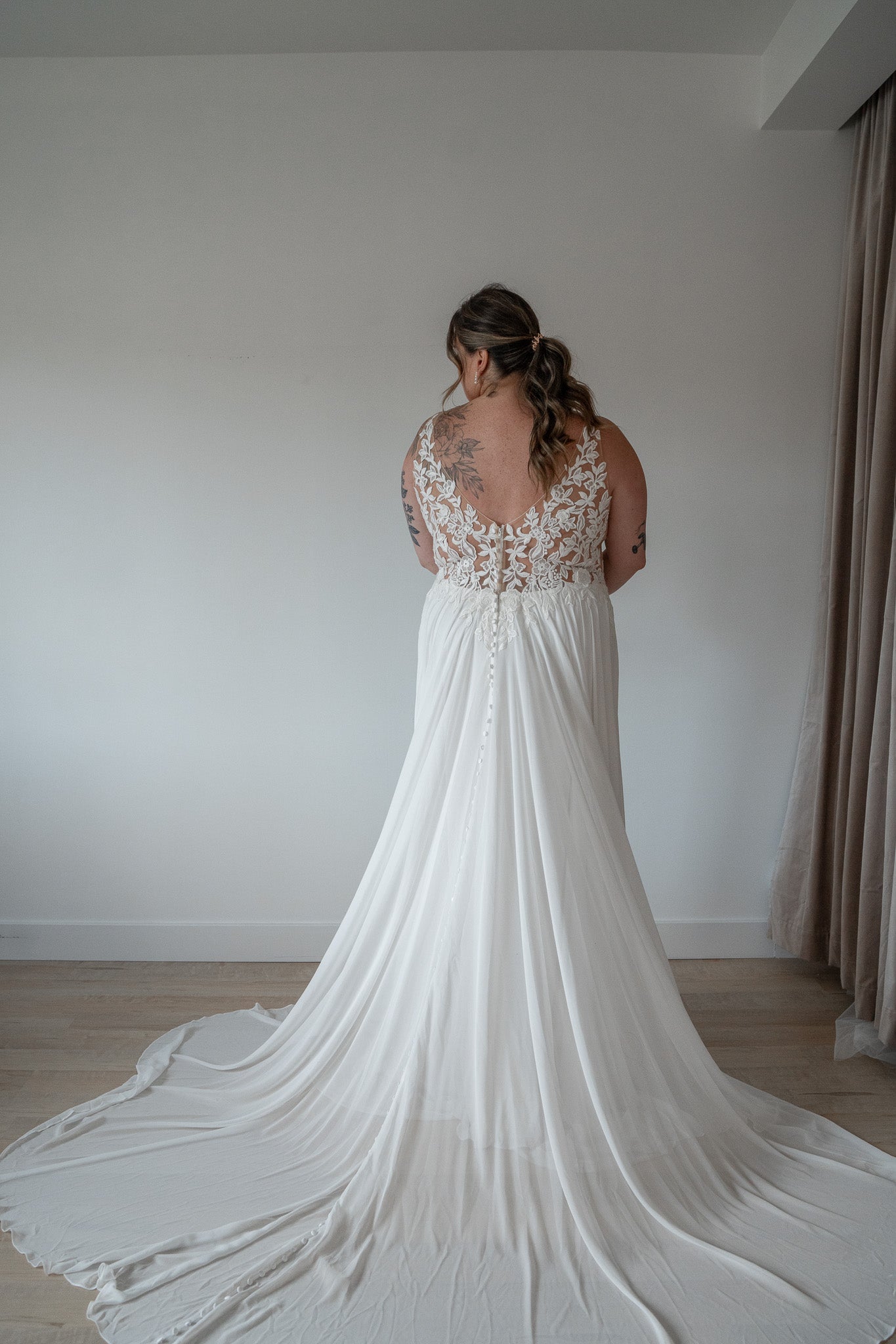 *EXCLUSIVITÉ* Jasper *taille plus* - robe de mariée avec jupe de chiffon et haut brodé *EXCLUSIVITÉ* Jasper *taille plus* - robe de mariée avec jupe de chiffon et haut brodé