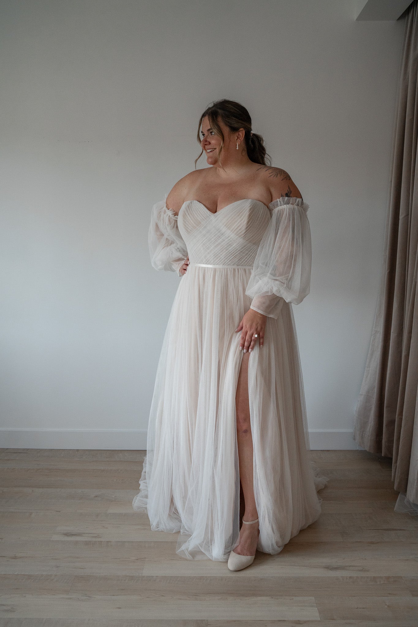 * EXCLUSIVE * Bernardina *plus size* - romantic tulle wedding dress with pleated bustier, removable puff sleeves and leg slit * EXCLUSIVE * Bernardina *plus size* - romantic tulle wedding dress with pleated bustier, removable puff sleeves and leg slit