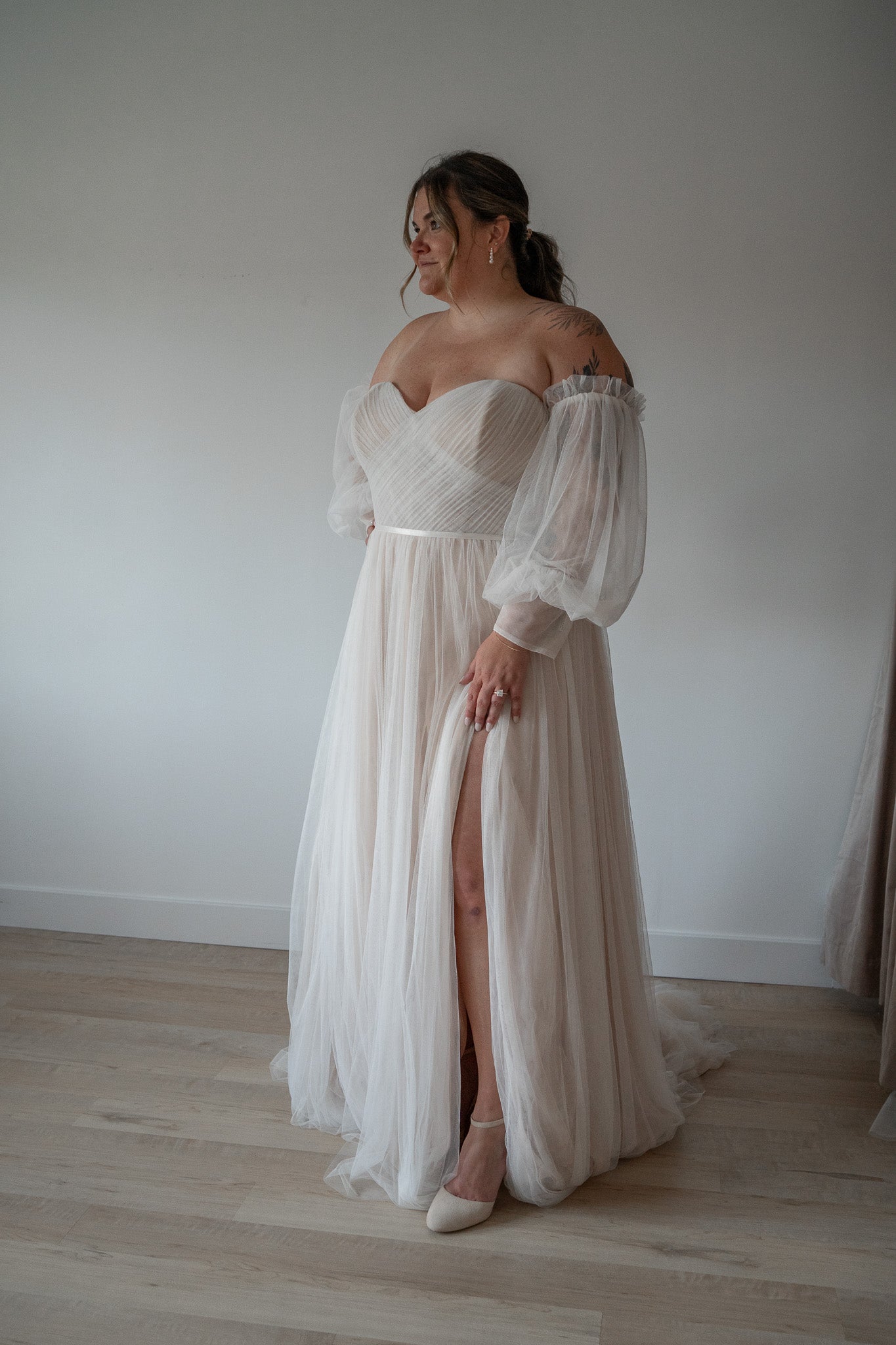 * EXCLUSIVE * Bernardina *plus size* - romantic tulle wedding dress with pleated bustier, removable puff sleeves and leg slit * EXCLUSIVE * Bernardina *plus size* - romantic tulle wedding dress with pleated bustier, removable puff sleeves and leg slit