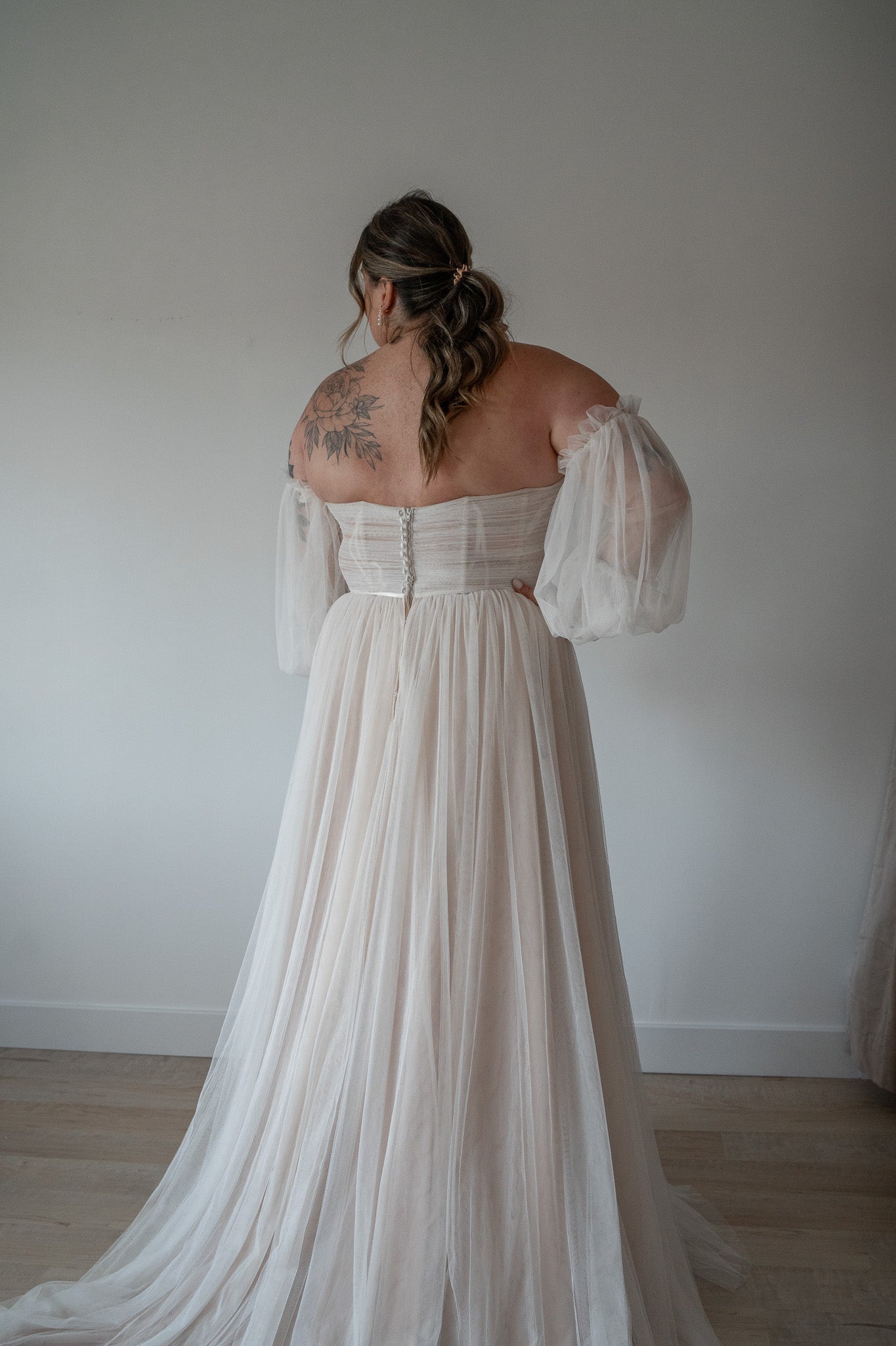 * EXCLUSIVE * Bernardina *plus size* - romantic tulle wedding dress with pleated bustier, removable puff sleeves and leg slit * EXCLUSIVE * Bernardina *plus size* - romantic tulle wedding dress with pleated bustier, removable puff sleeves and leg slit