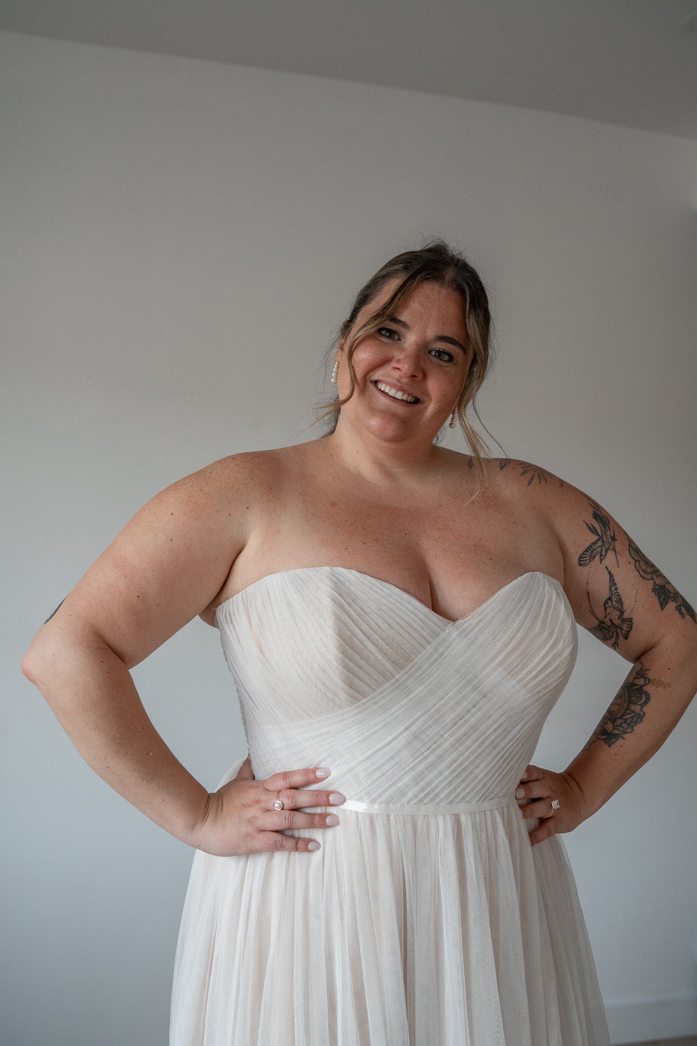 * EXCLUSIVE * Bernardina *plus size* - romantic tulle wedding dress with pleated bustier, removable puff sleeves and leg slit * EXCLUSIVE * Bernardina *plus size* - romantic tulle wedding dress with pleated bustier, removable puff sleeves and leg slit