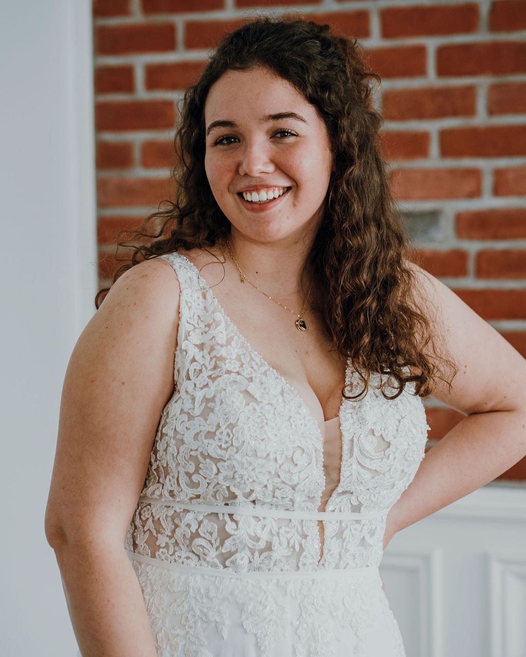 Shiloh *taille plus* - robe de mariée boho sans manches avec haut en V et décolleté illusion Shiloh *taille plus* - robe de mariée boho sans manches avec haut en V et décolleté illusion