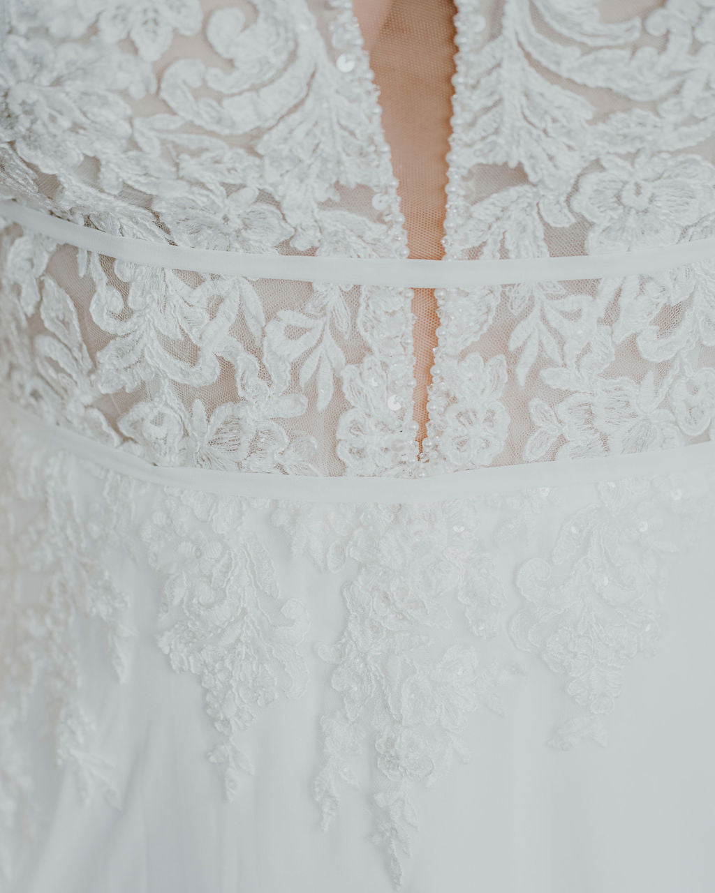 Shiloh *taille plus* - robe de mariée boho sans manches avec haut en V et décolleté illusion Shiloh *taille plus* - robe de mariée boho sans manches avec haut en V et décolleté illusion